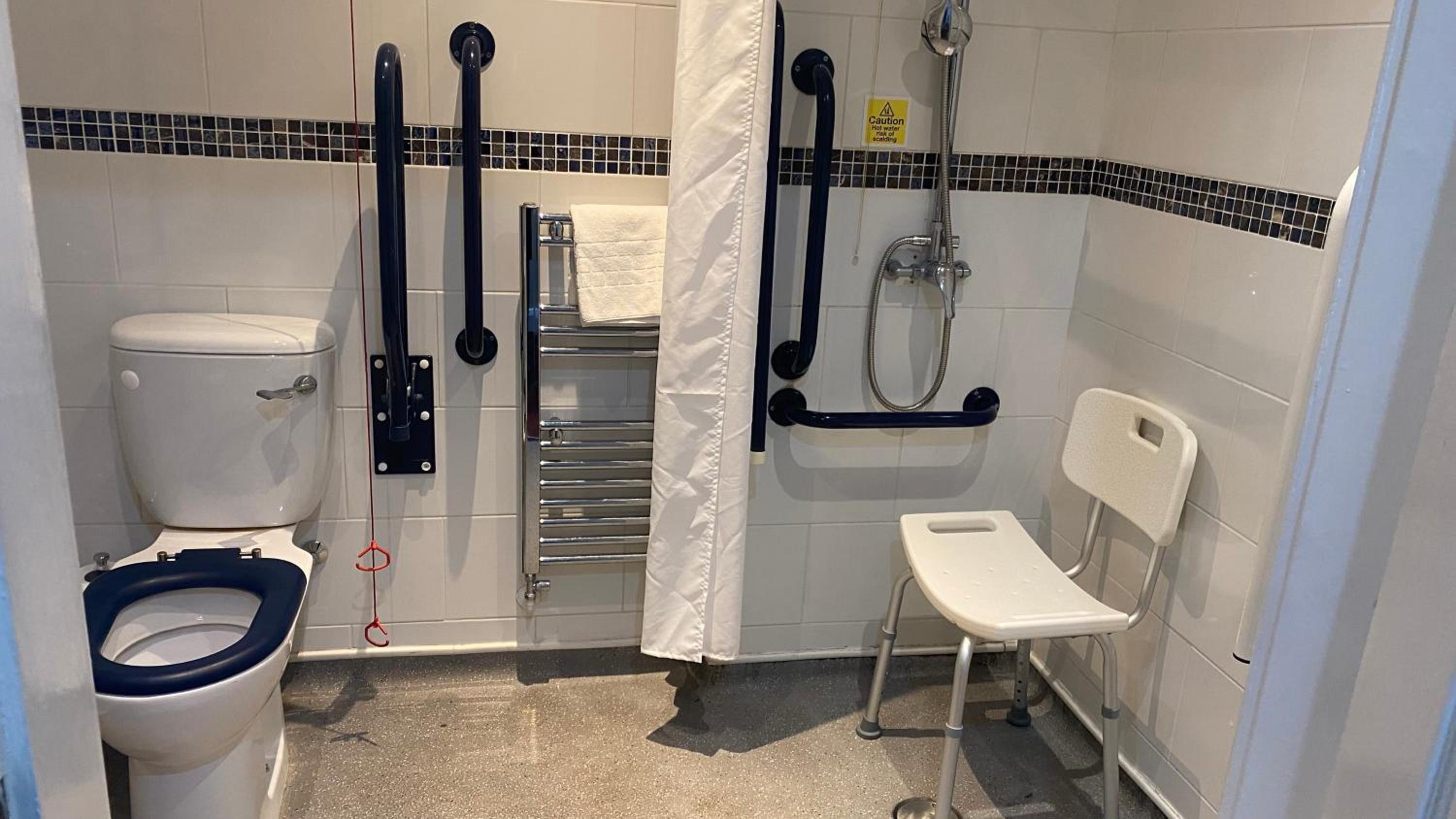Twin Room - Disability Access - Photo 8