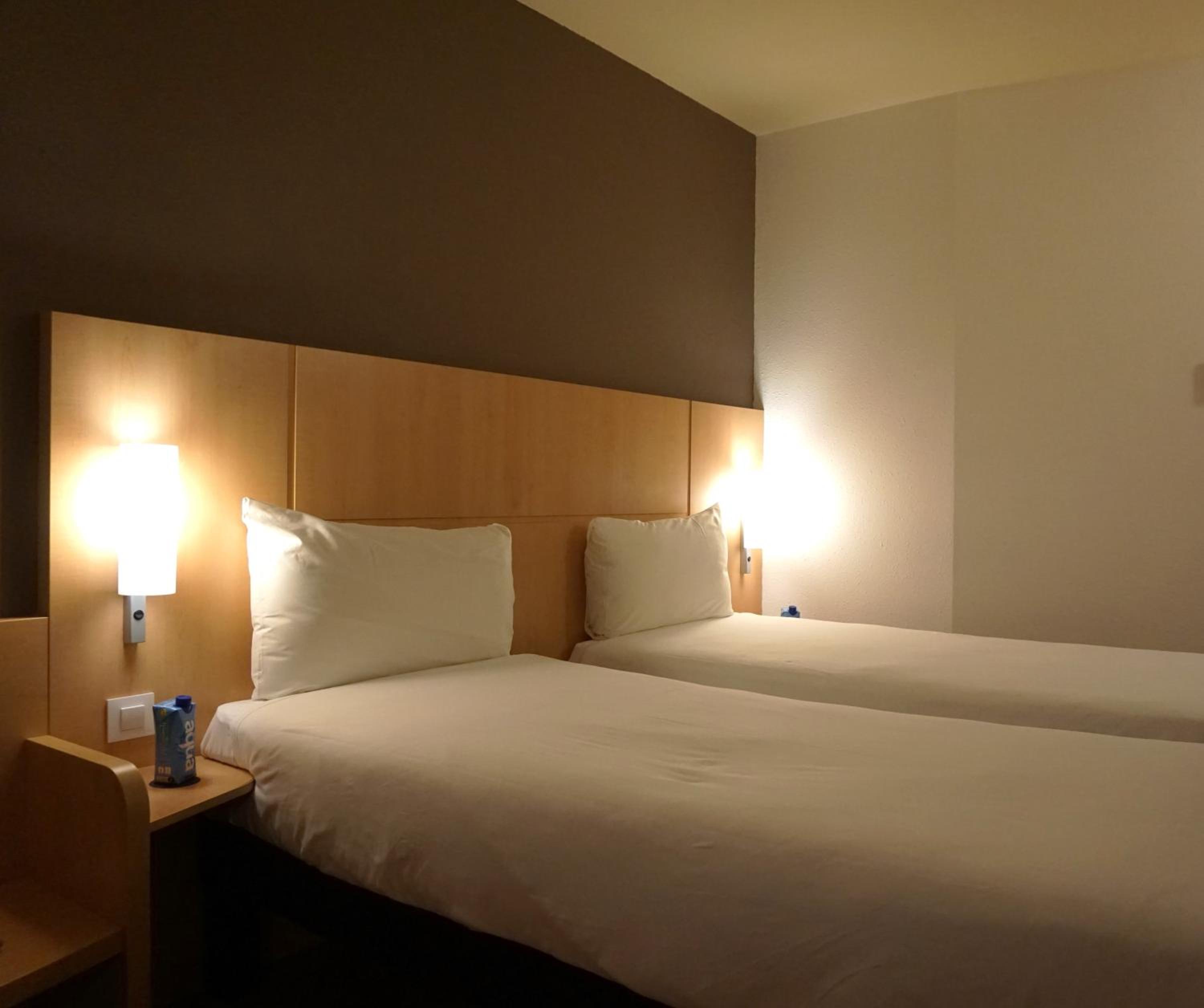 Standard Twin Room - Photo 8