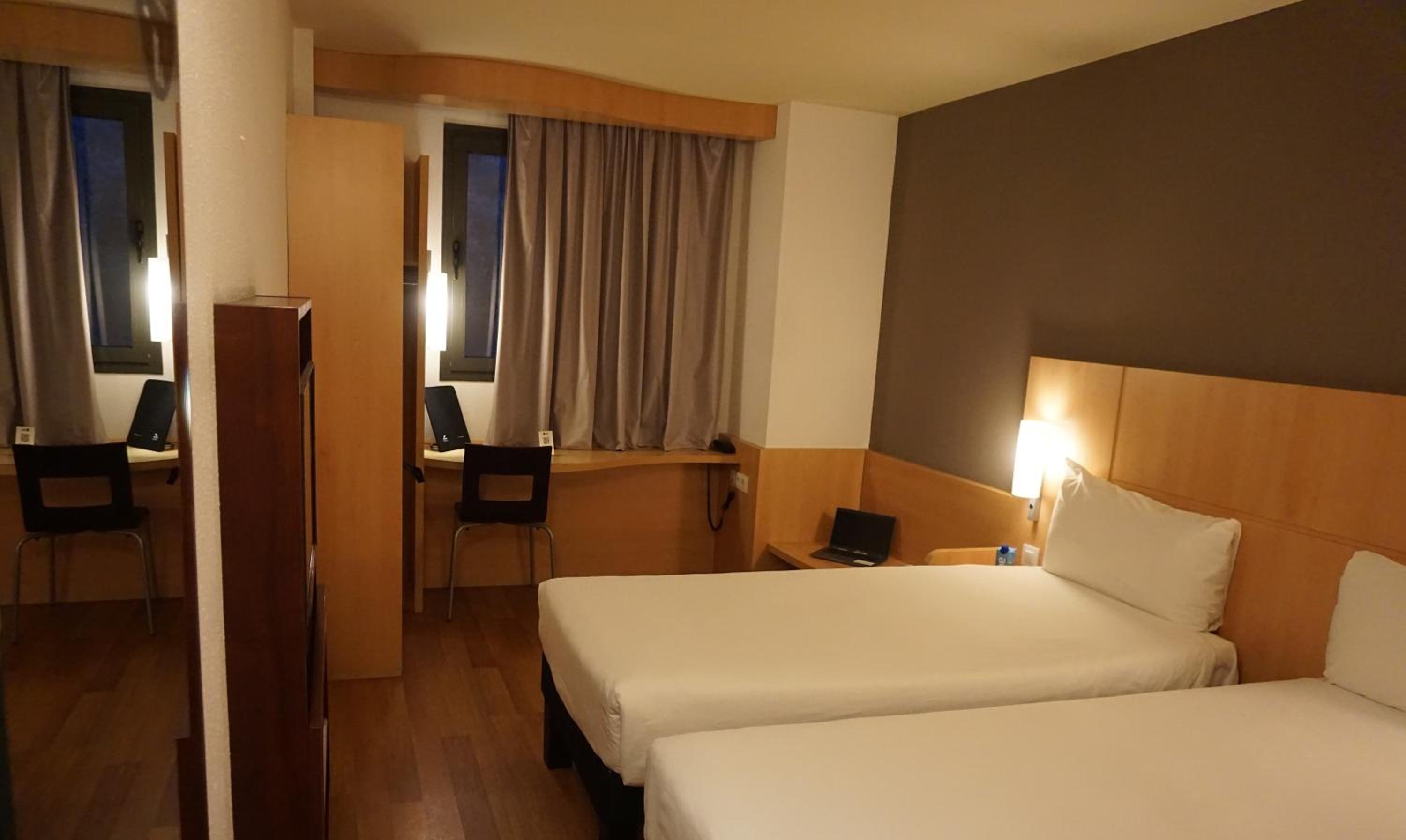 Standard Twin Room - Photo 9