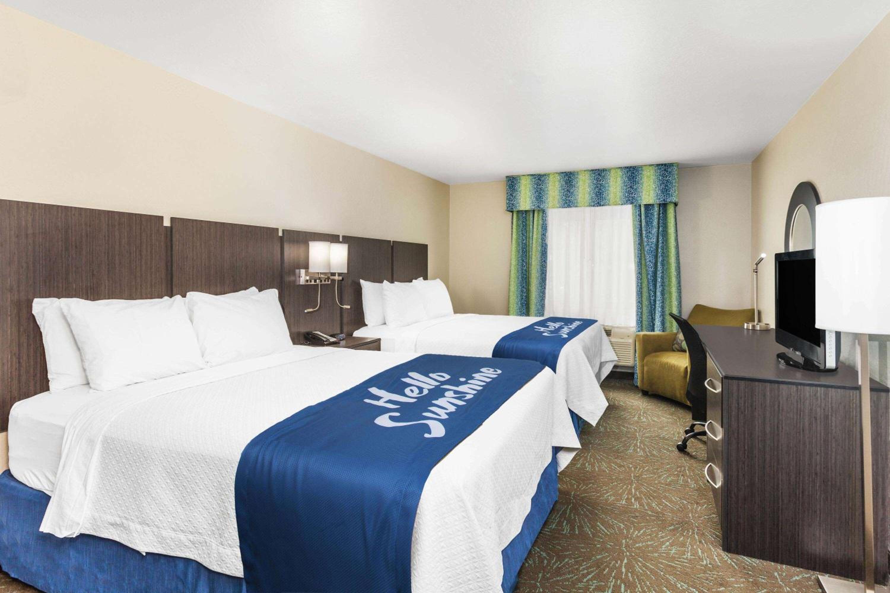 Queen Room with Two Queen Beds - Non-Smoking (No pets allowed) - Photo 1