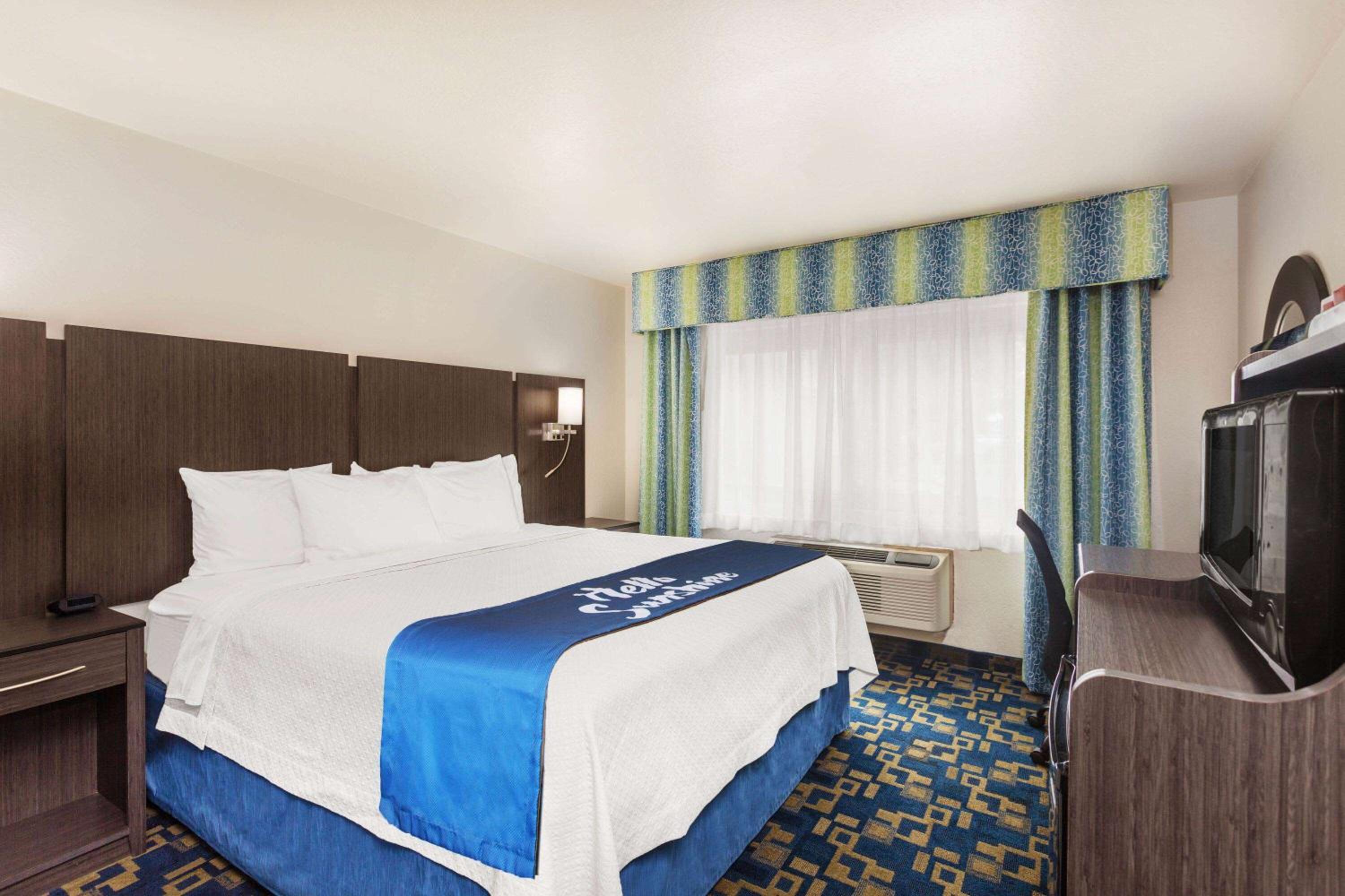 King Room - Accessible/Non-Smoking (No Pets Allowed) - Photo 1