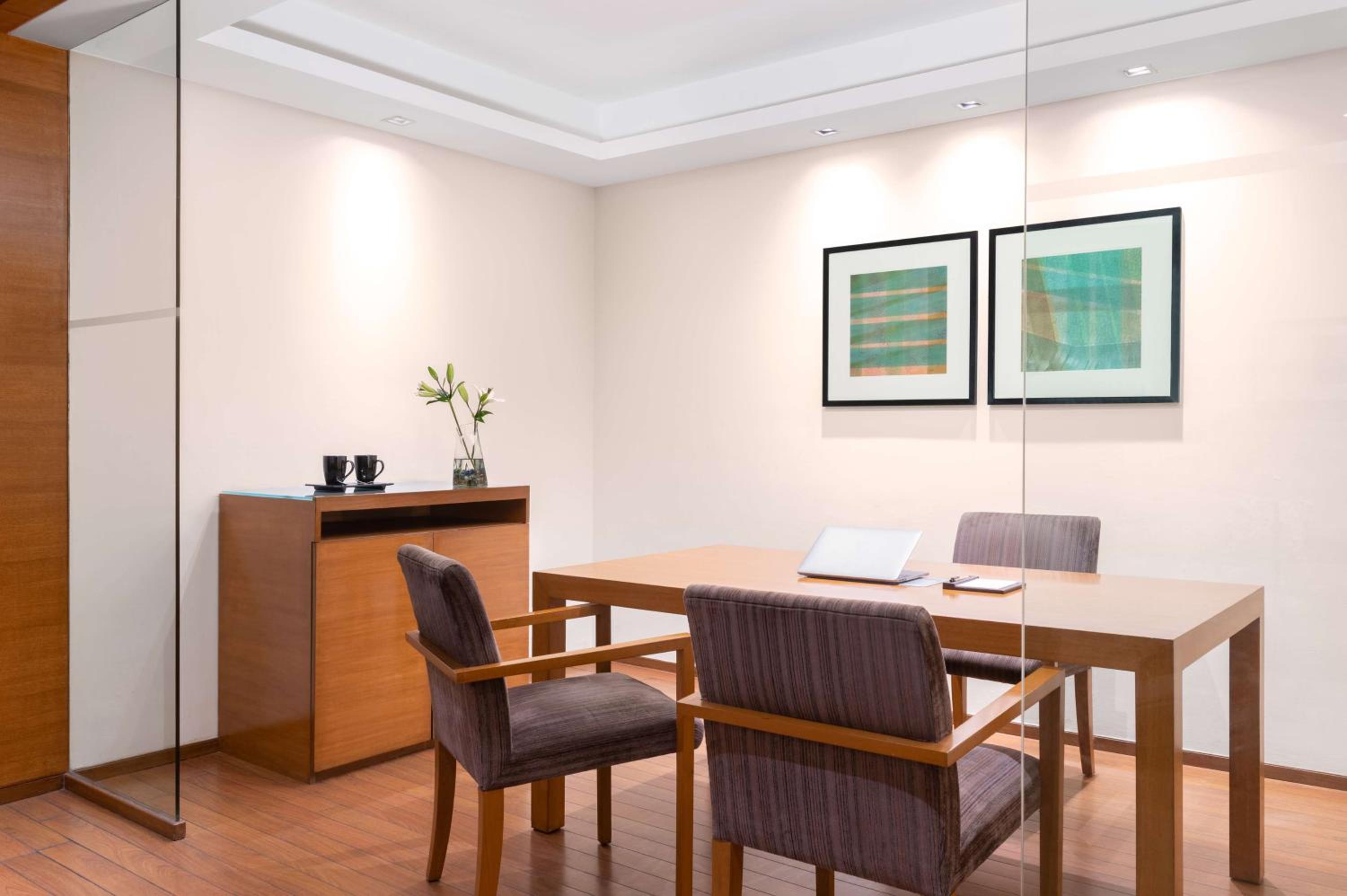 Executive Suite - Photo 8