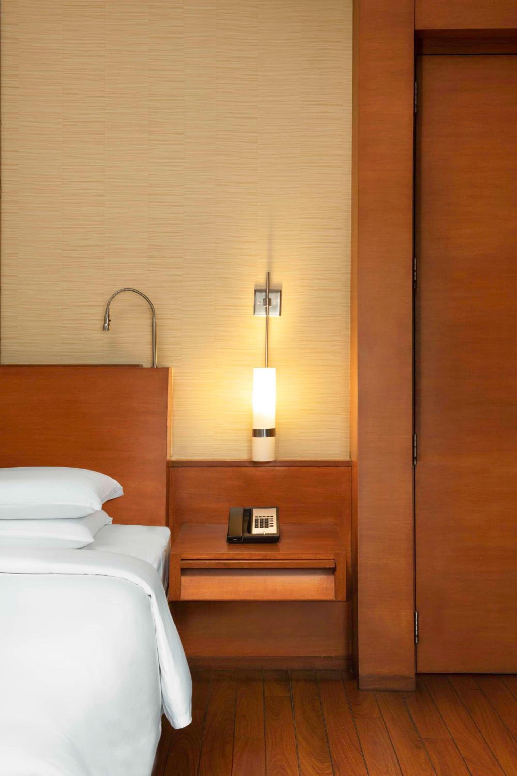 Deluxe King Room - Photo 4