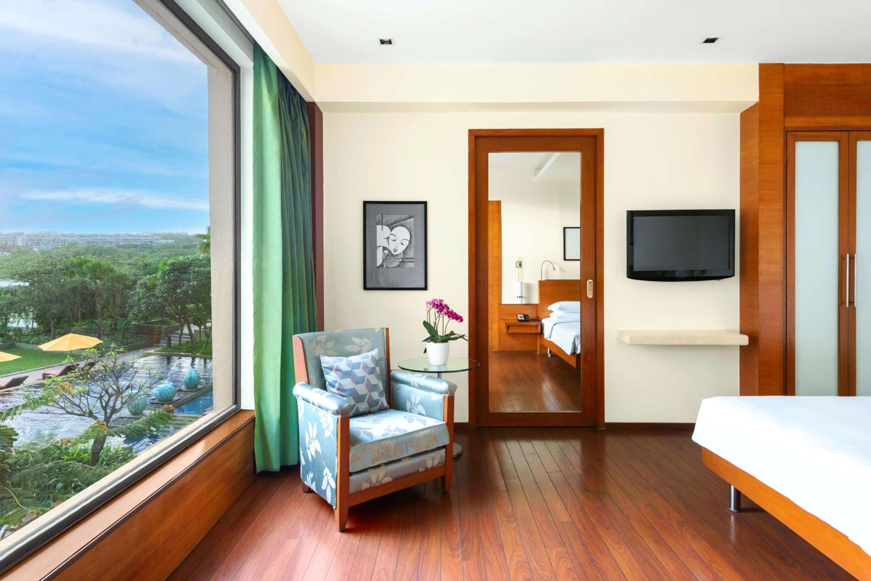 Executive Suite - Photo 6