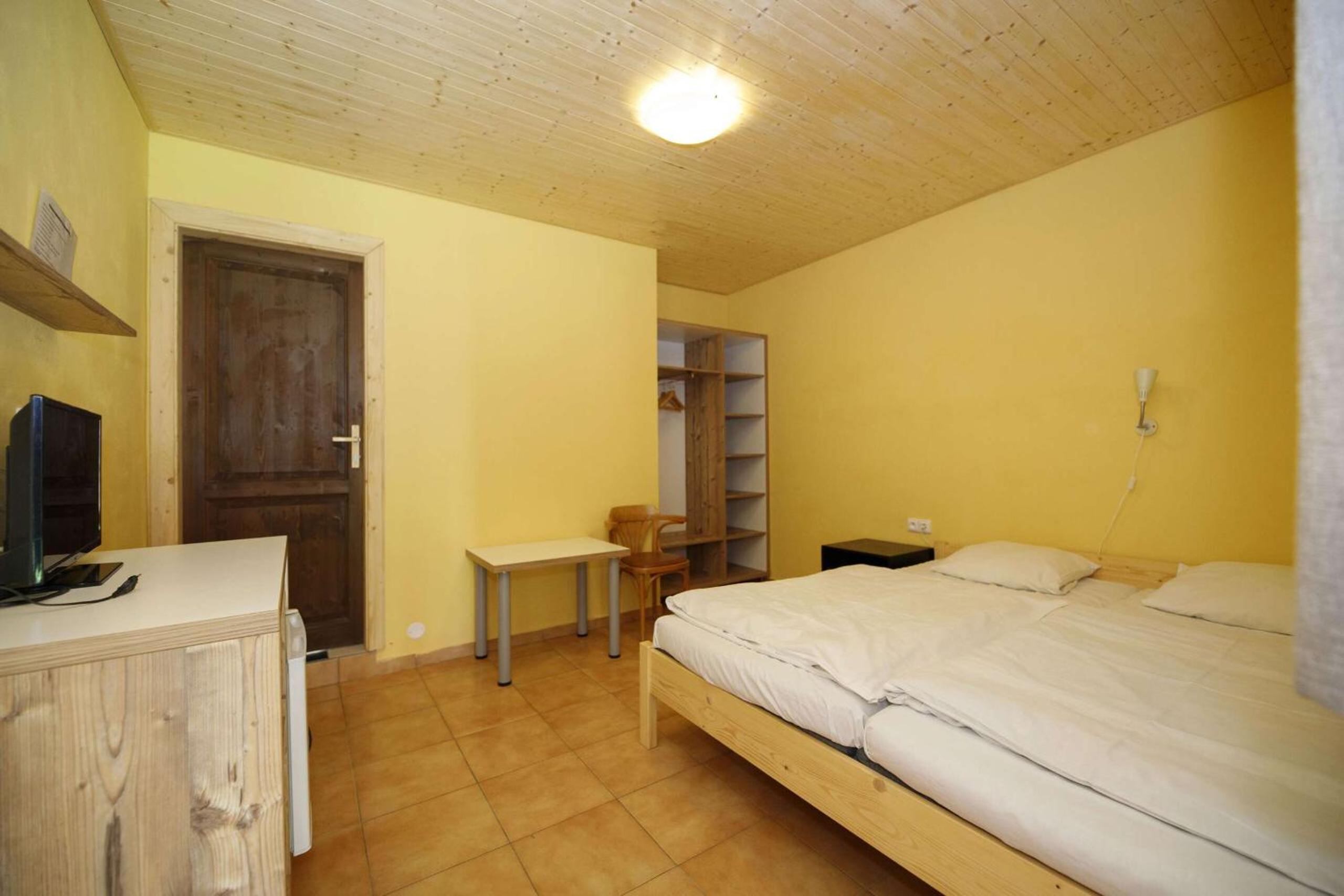 Double Room with Private Bathroom - Photo 10