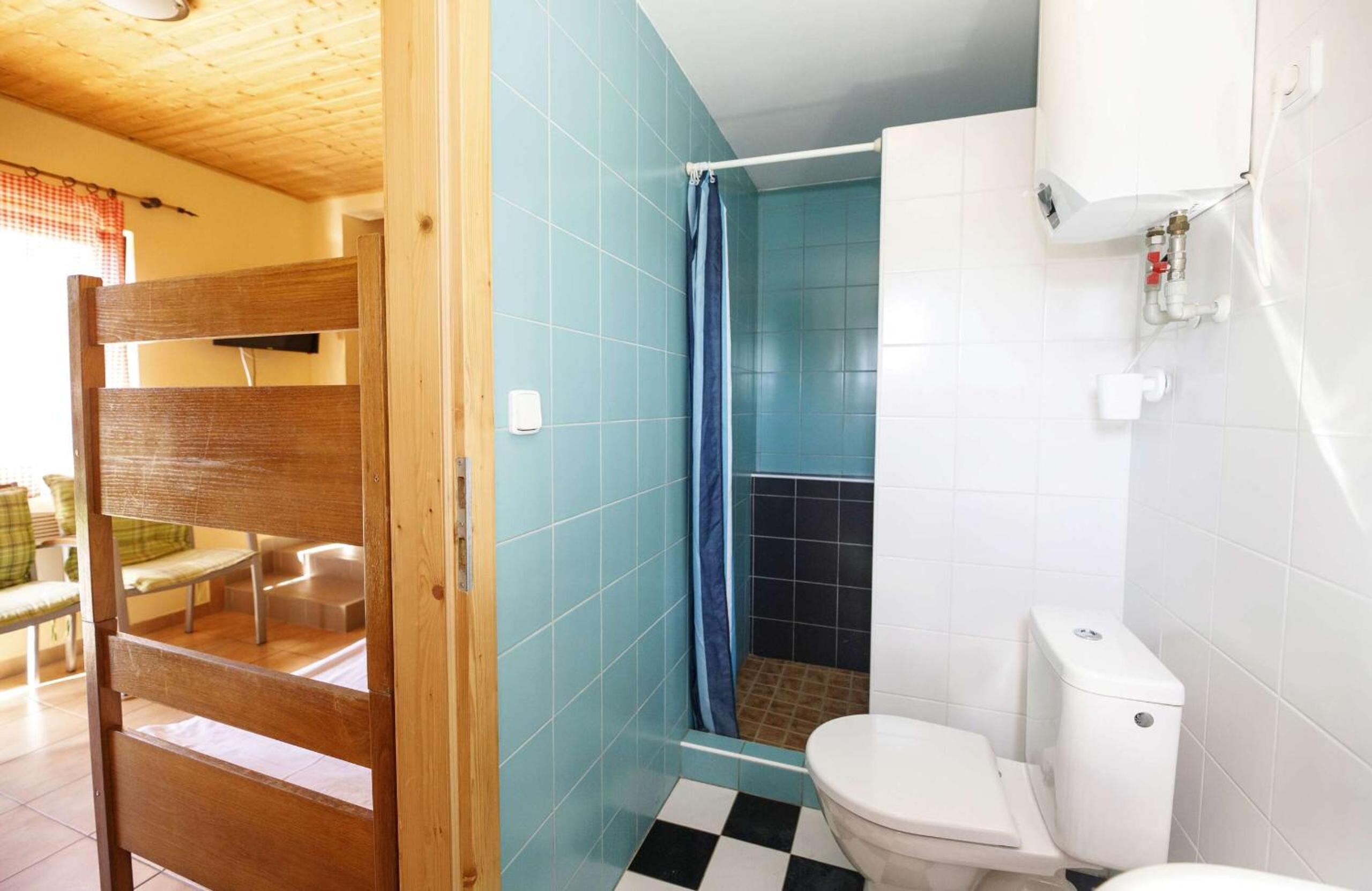 Quadruple Room with Bathroom - Photo 6