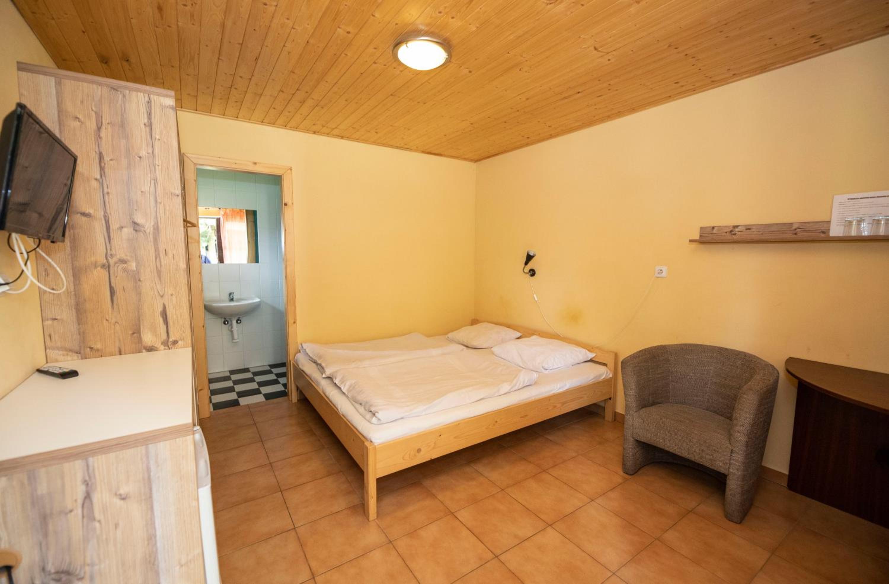 Double Room with Private Bathroom - Photo 16
