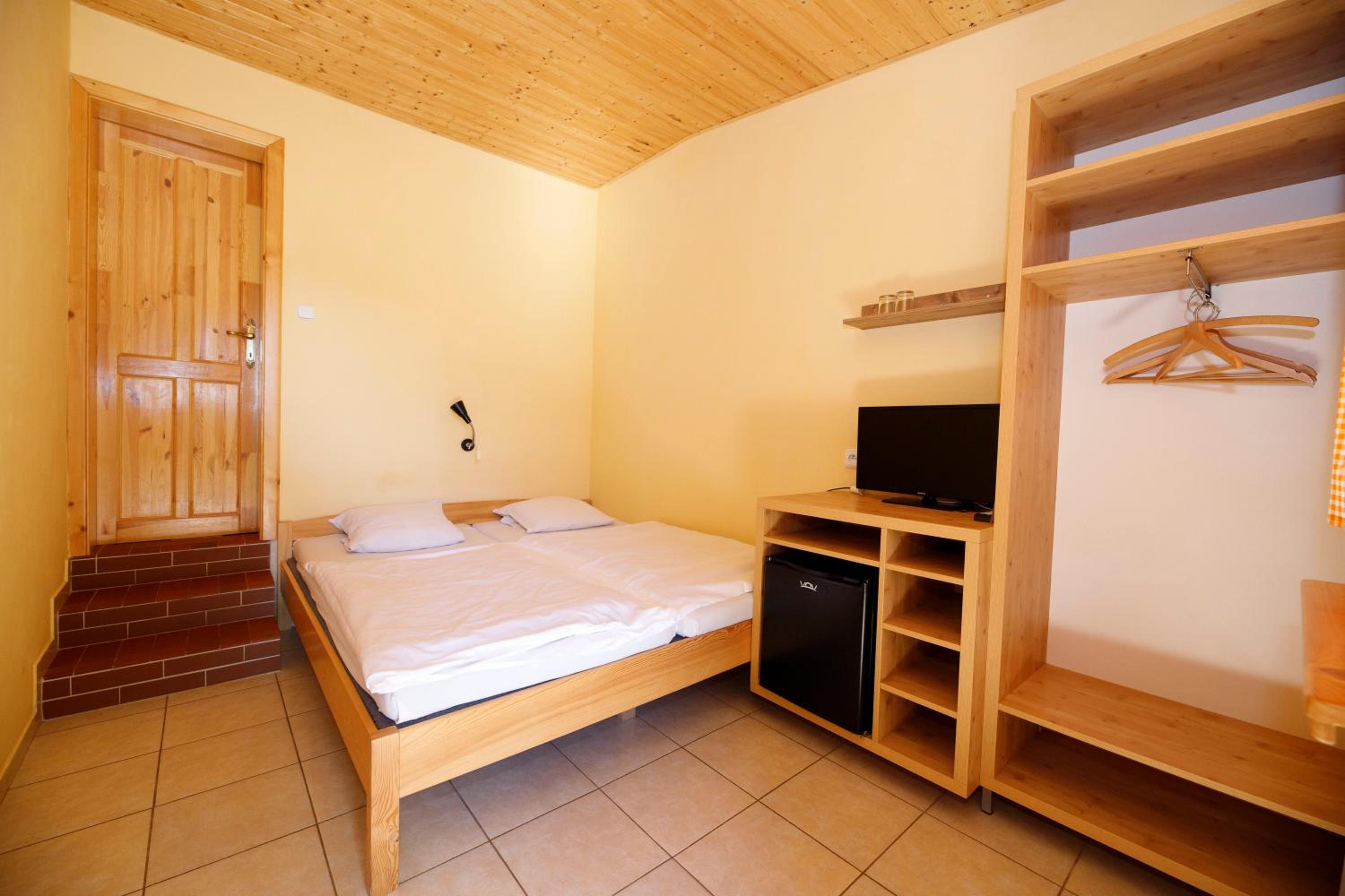 Double Room with Private Bathroom - Photo 18