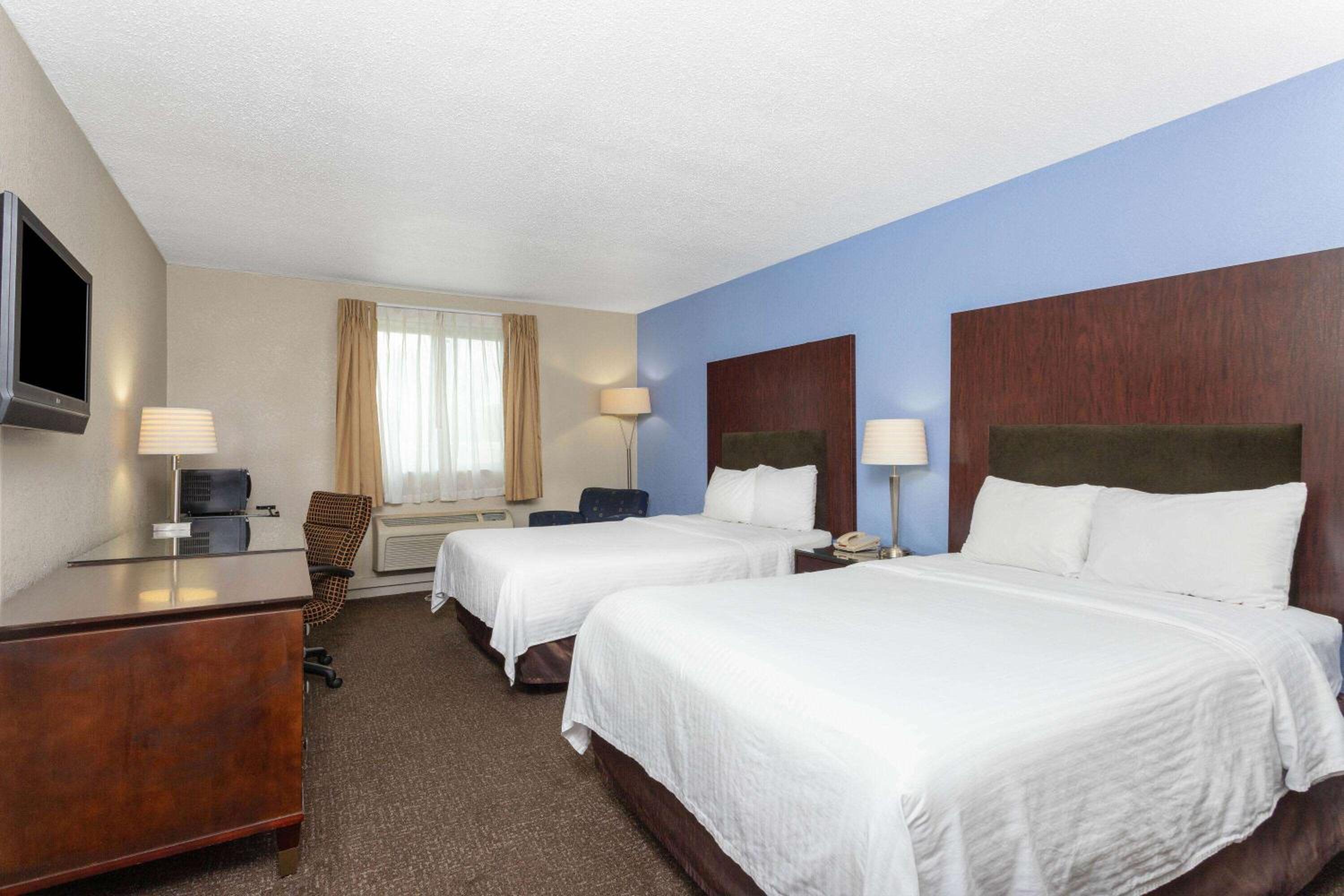 Queen Room with Two Queen Beds - Non-Smoking - Photo 2
