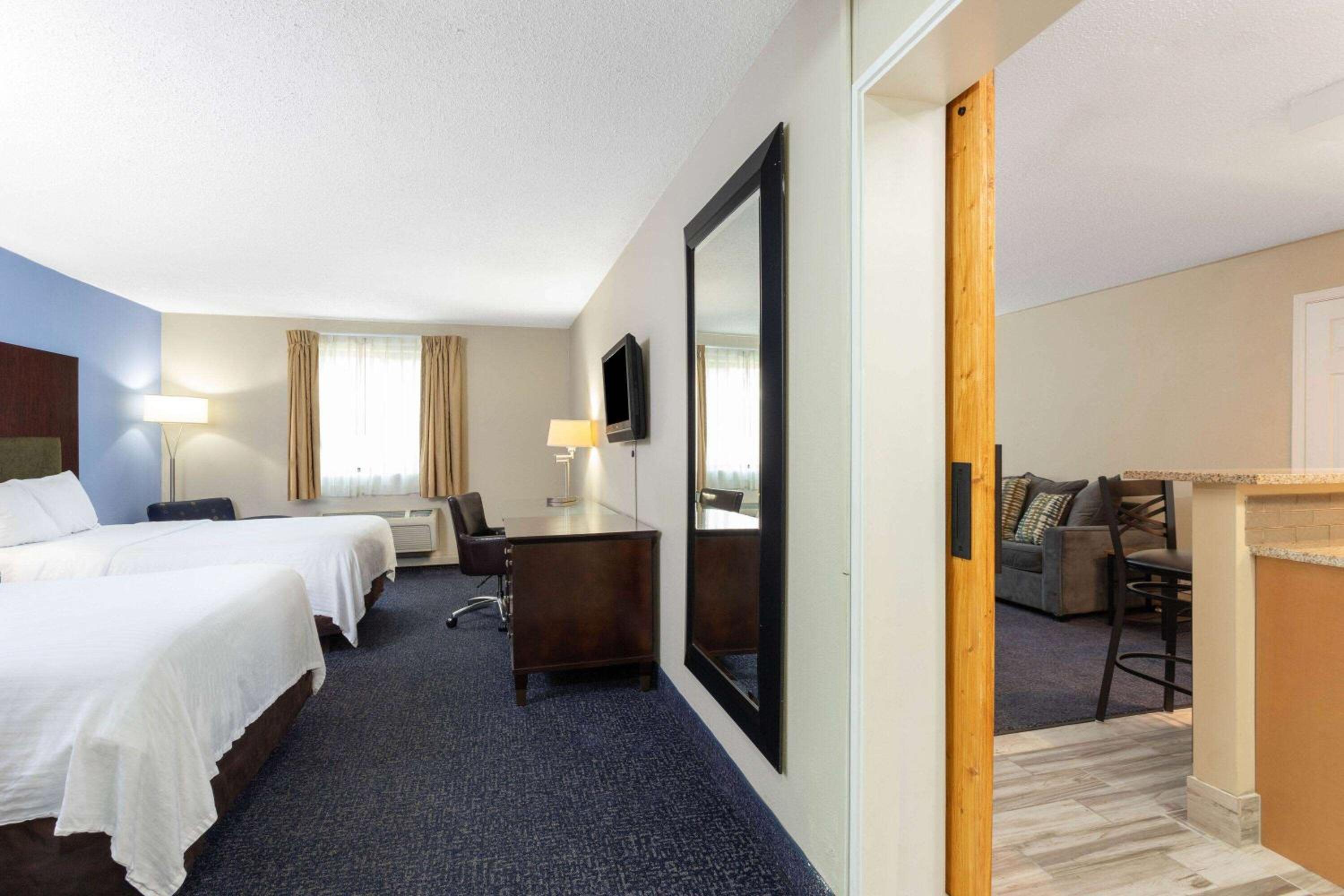 One-Bedroom Deluxe Queen Efficiency Suite - Non-Smoking photo 3