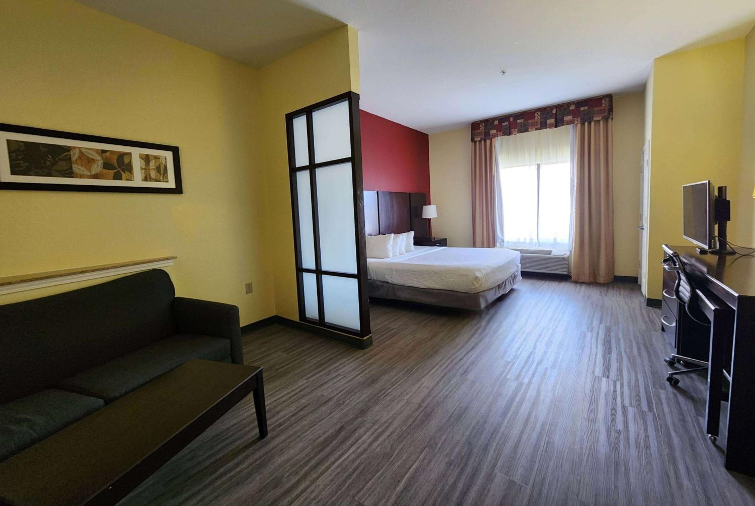 Studio King Suite - Mobility Access/Non-Smoking - Photo 1