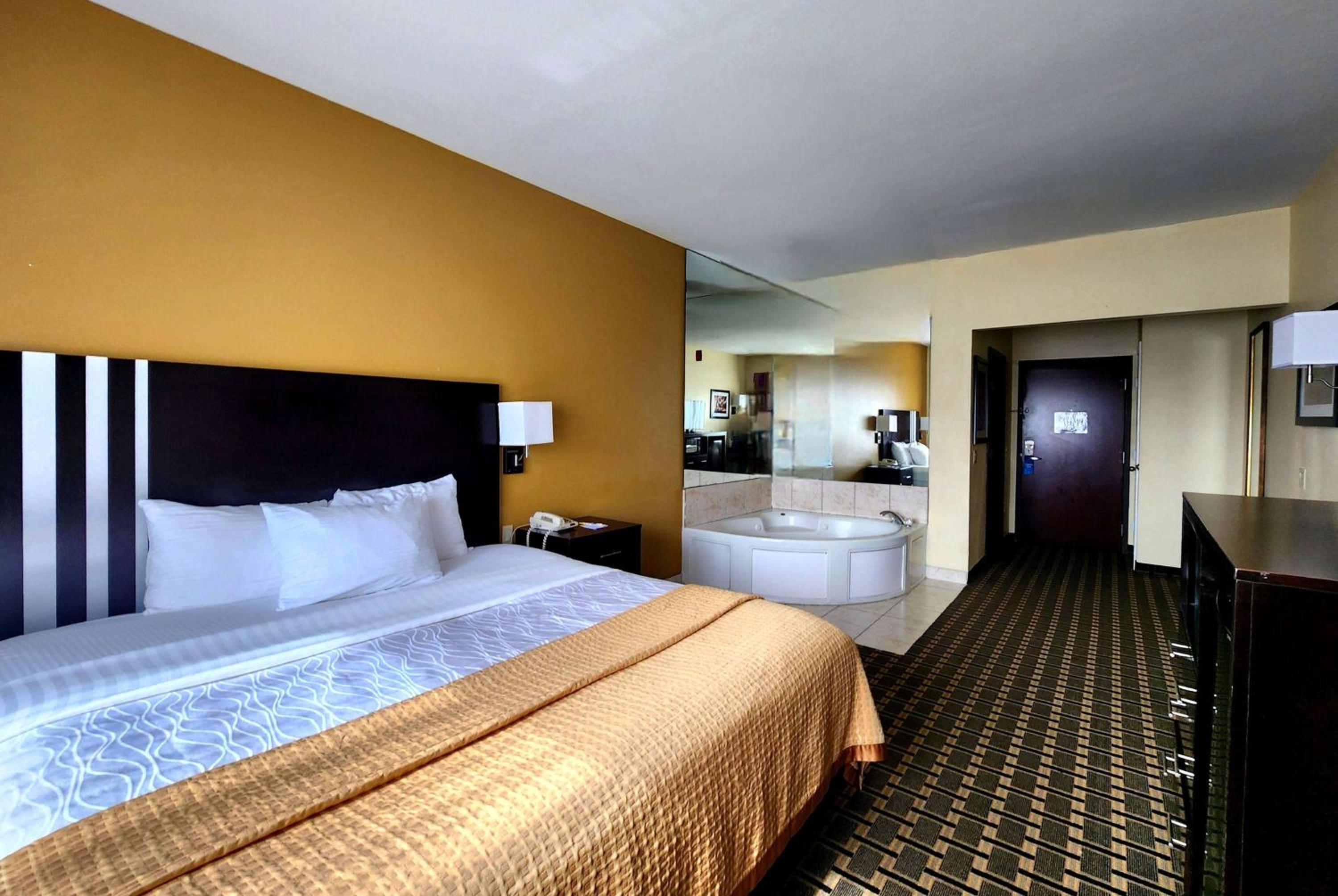 Deluxe King Room - Non-Smoking - Photo 3