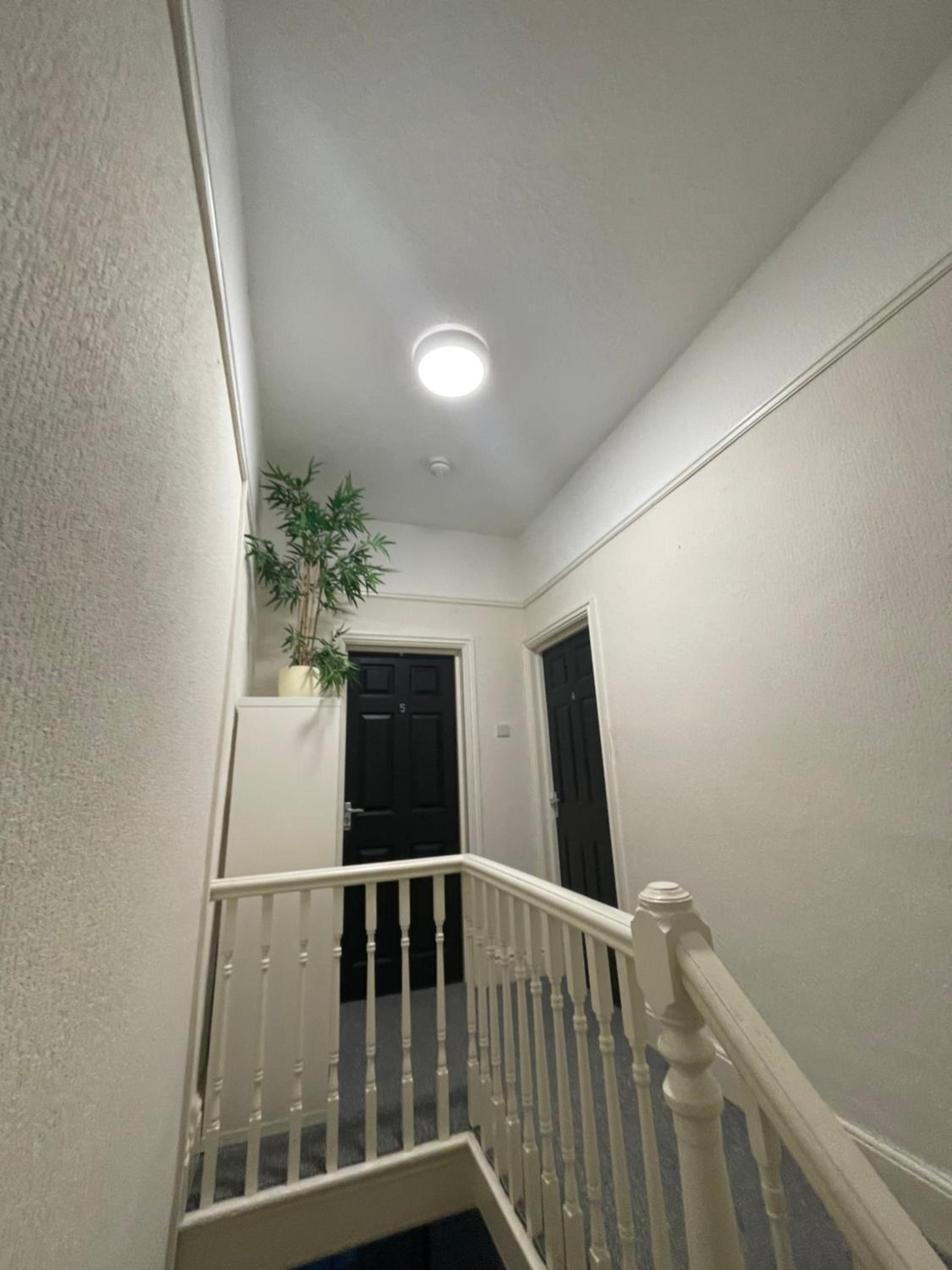 Twin Room with Private Bathroom - Photo 5