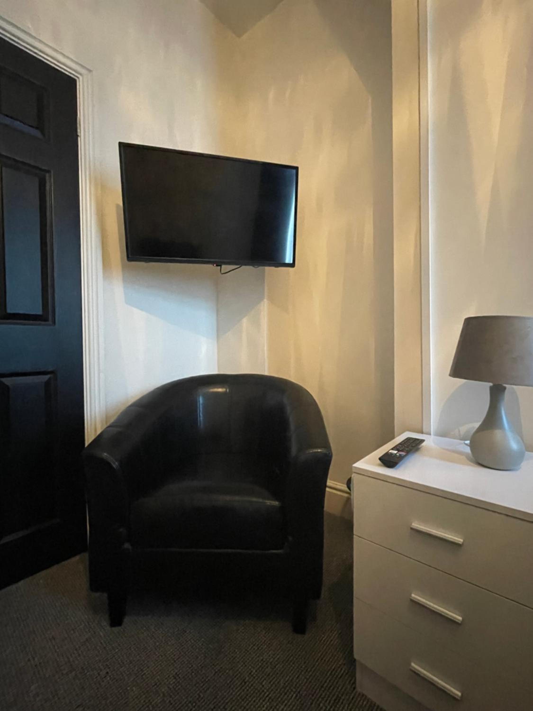 Twin Room with Private Bathroom - Photo 11