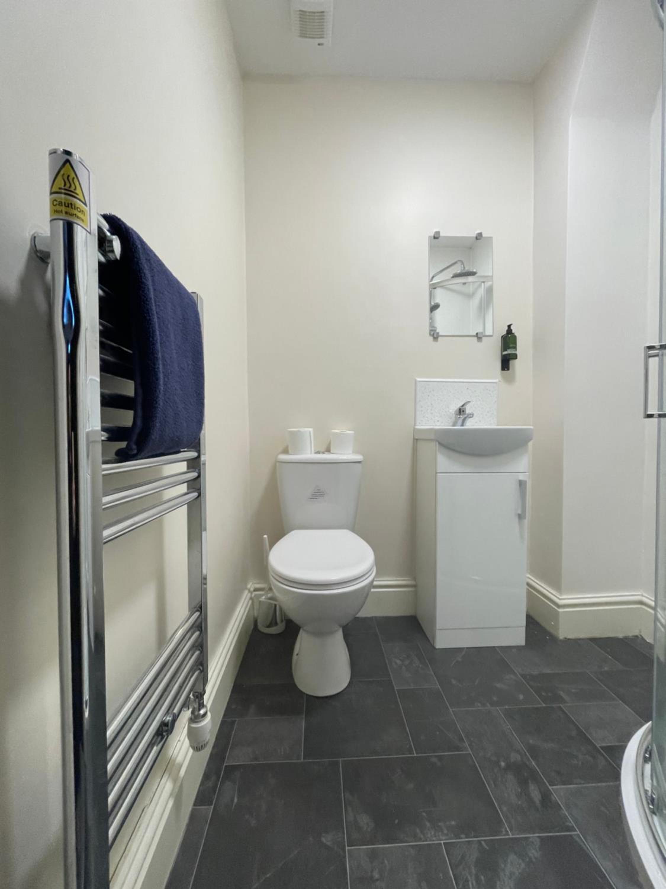 Twin Room with Private Bathroom - Photo 3