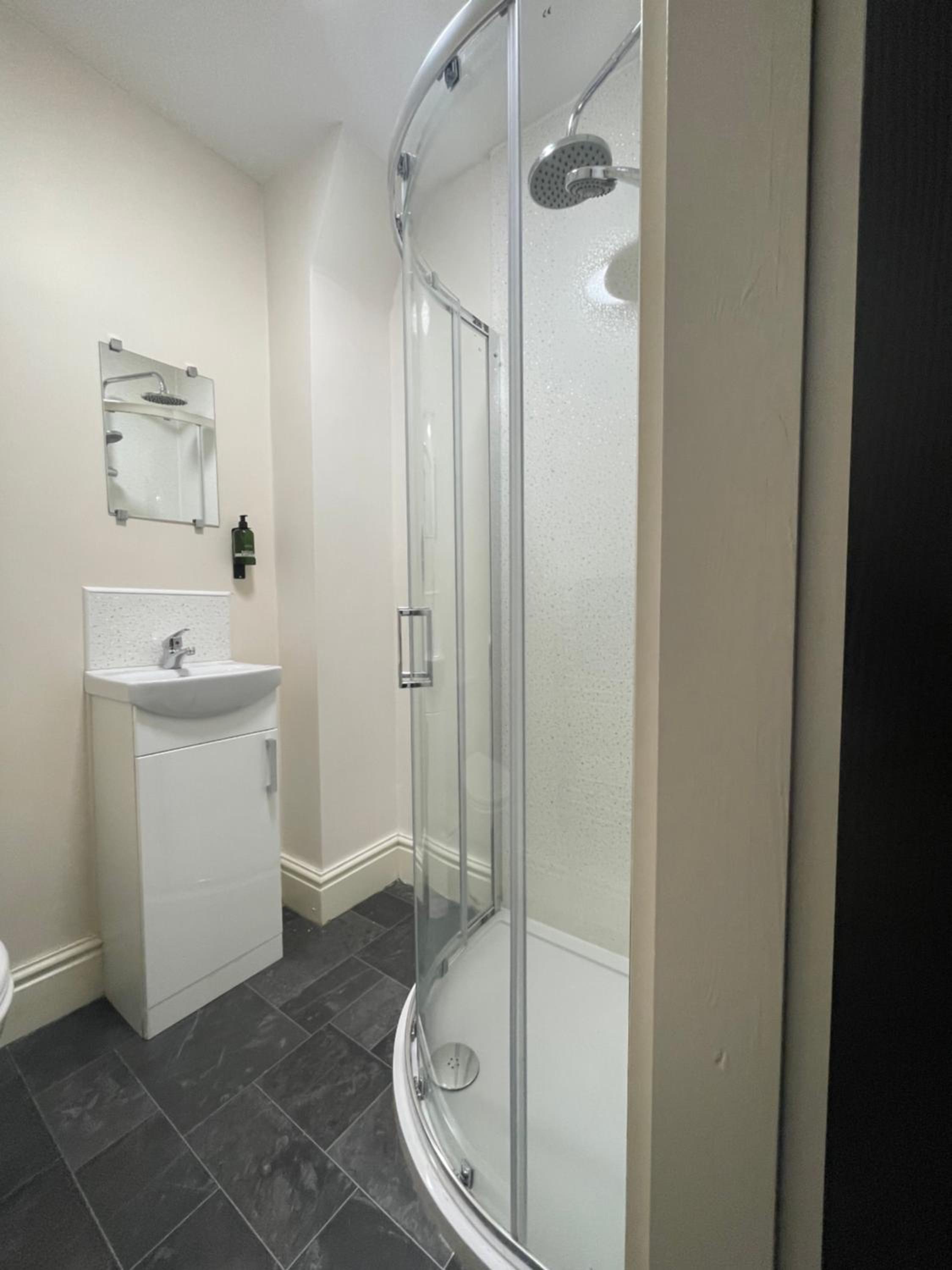 Twin Room with Private Bathroom - Photo 4