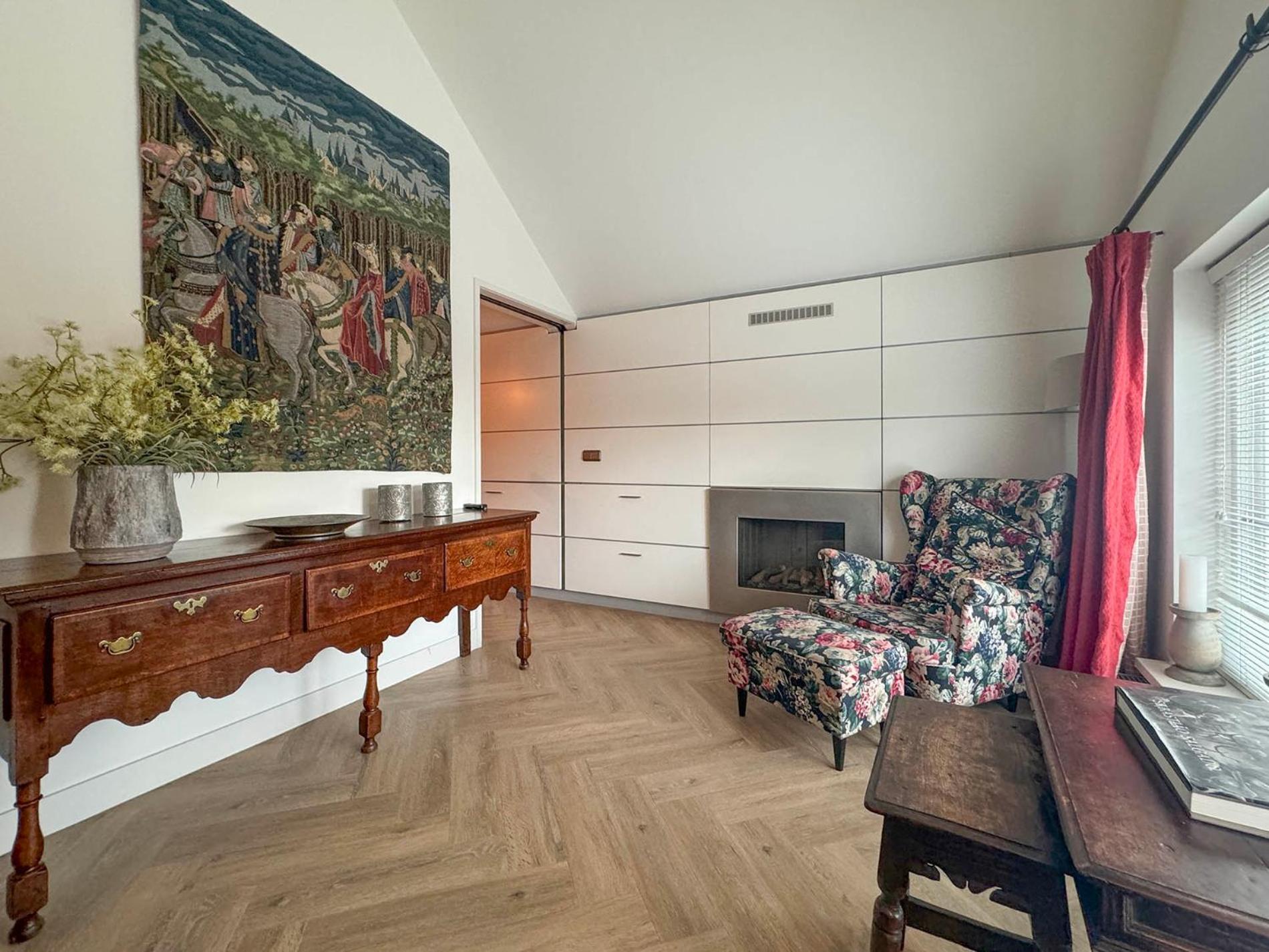 Brown Suite photo 2
