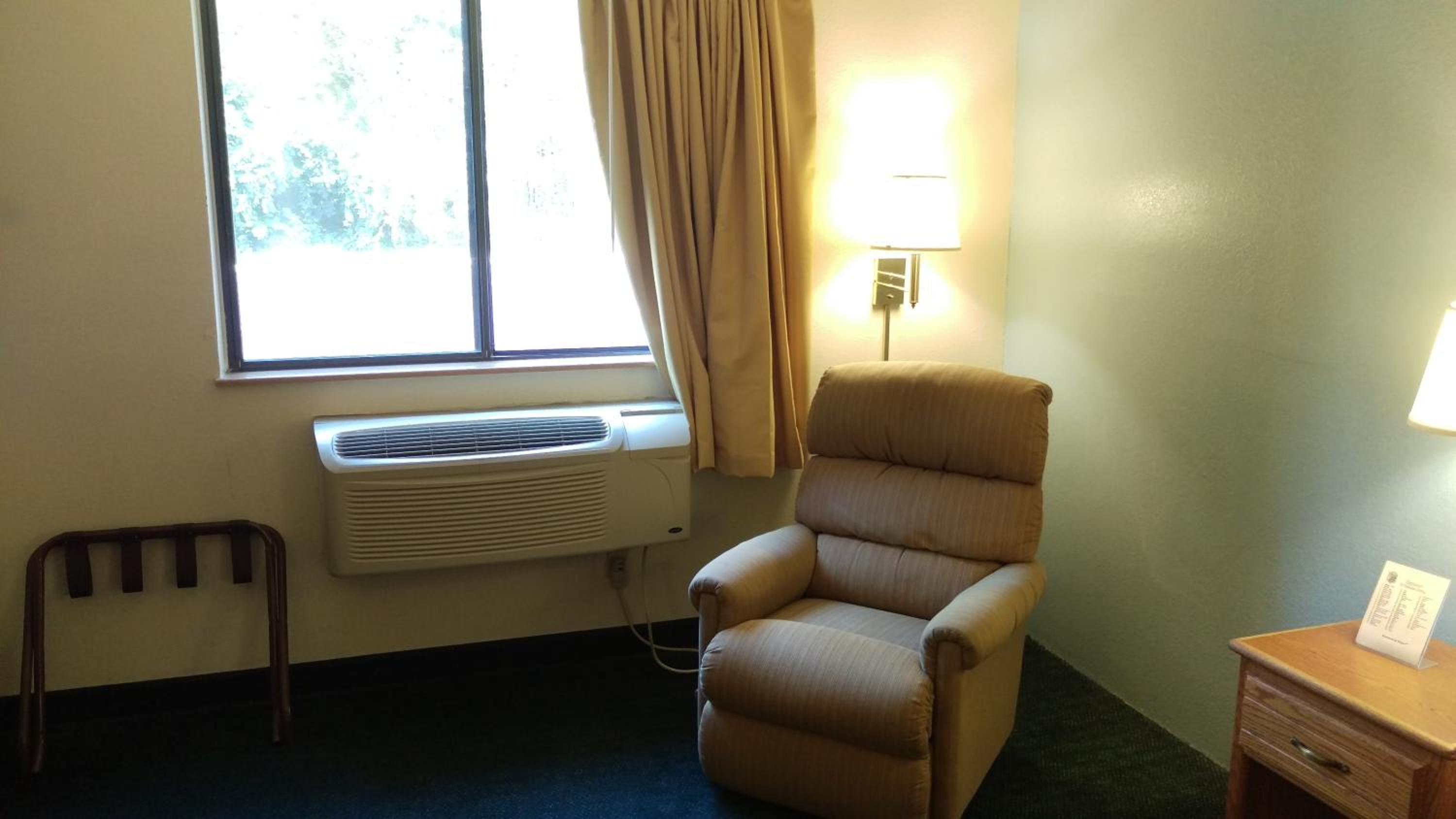 King Room - Non-Smoking - Photo 2