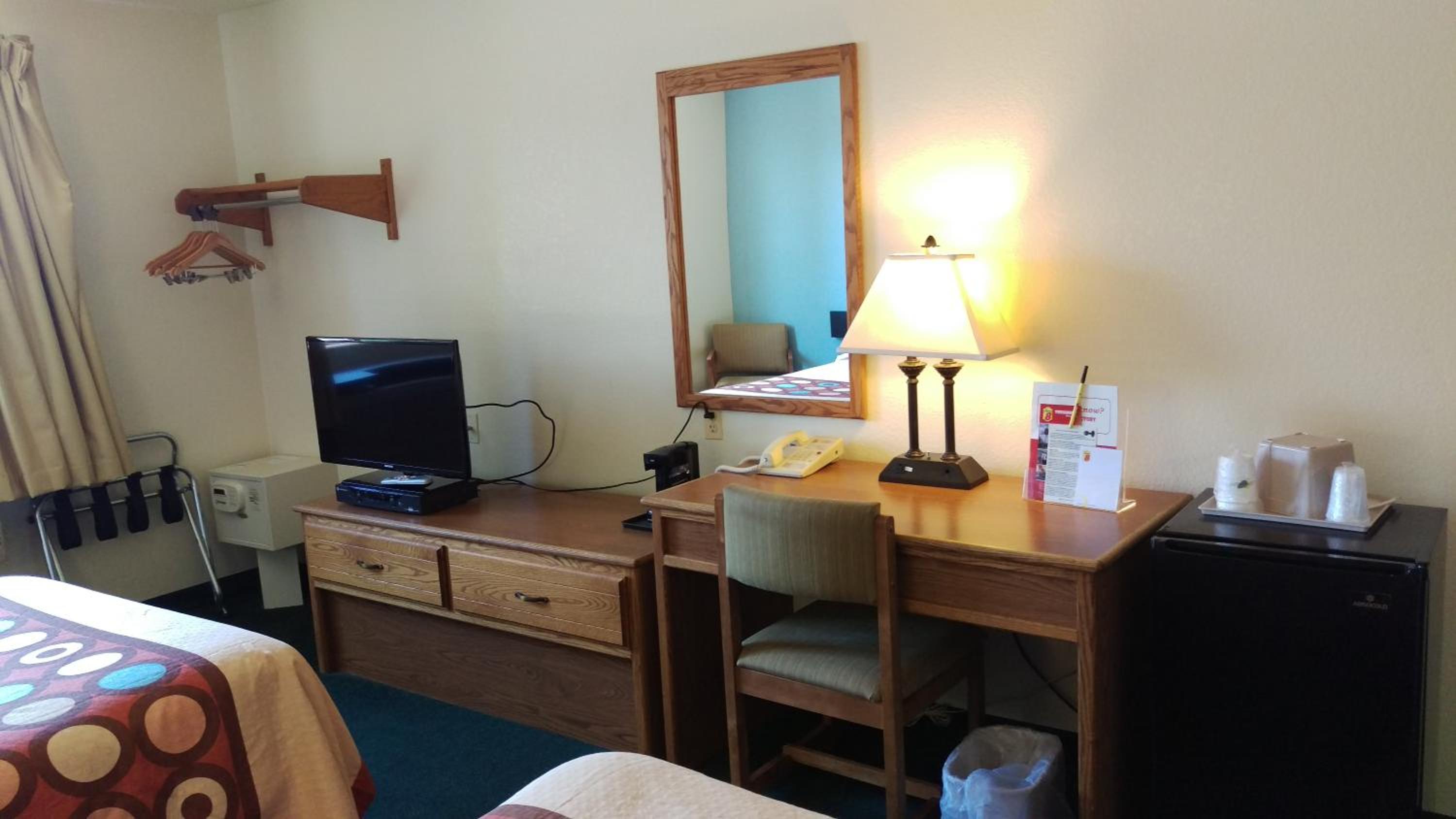 Deluxe Double Room with Two Double Beds - Non-Smoking - Photo 5