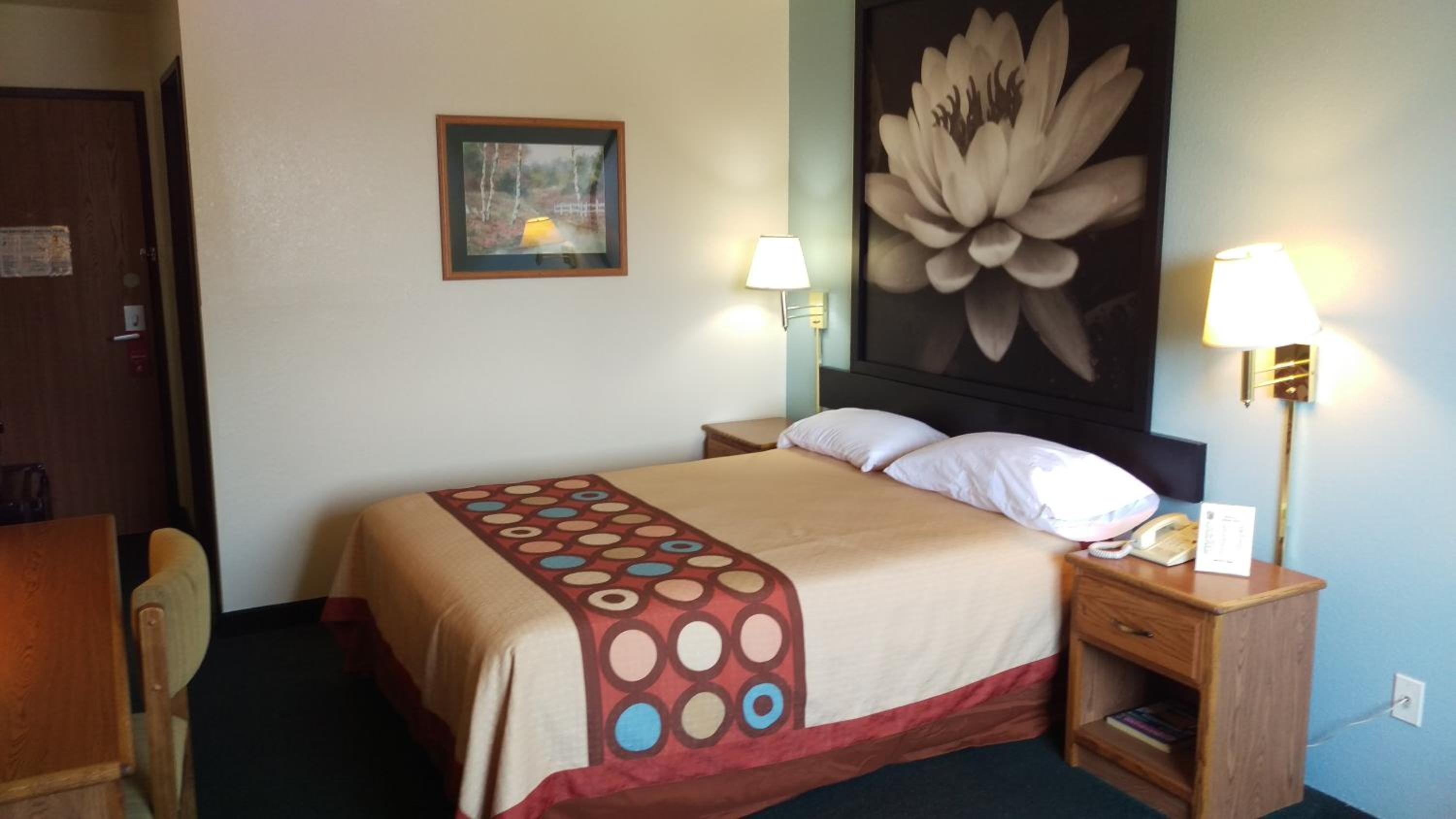 Queen Room - Non-Smoking - Photo 5