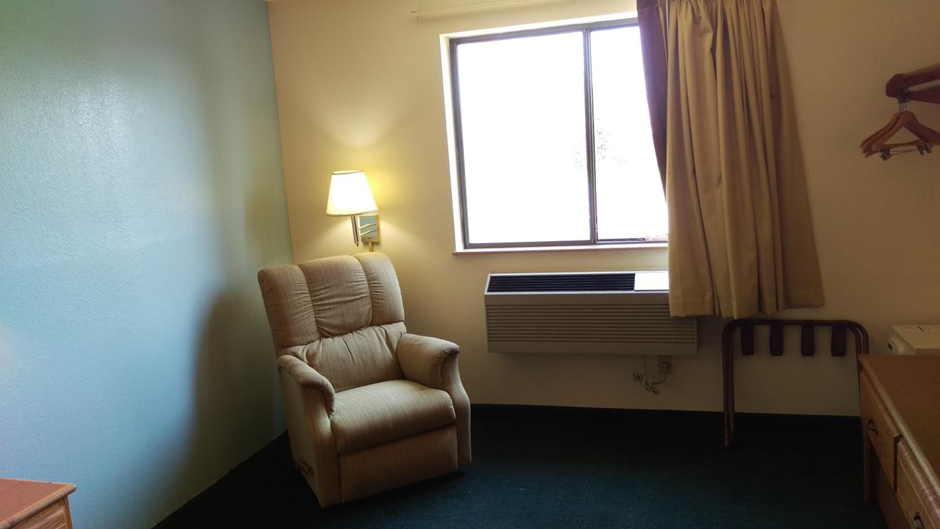 Queen Room - Non-Smoking - Photo 4