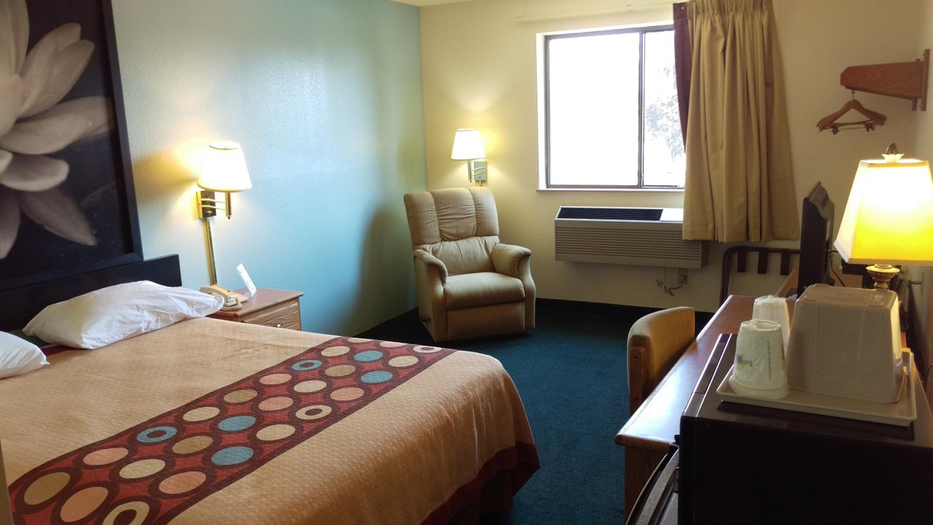 Queen Room - Non-Smoking - Photo 1