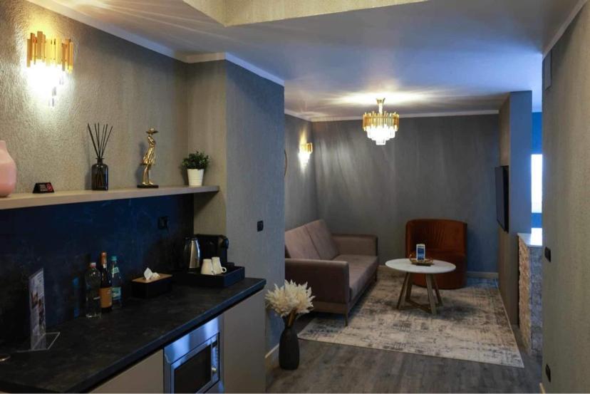 Penthouse Postavaru with Hot Tube & Fireplace - Photo 9