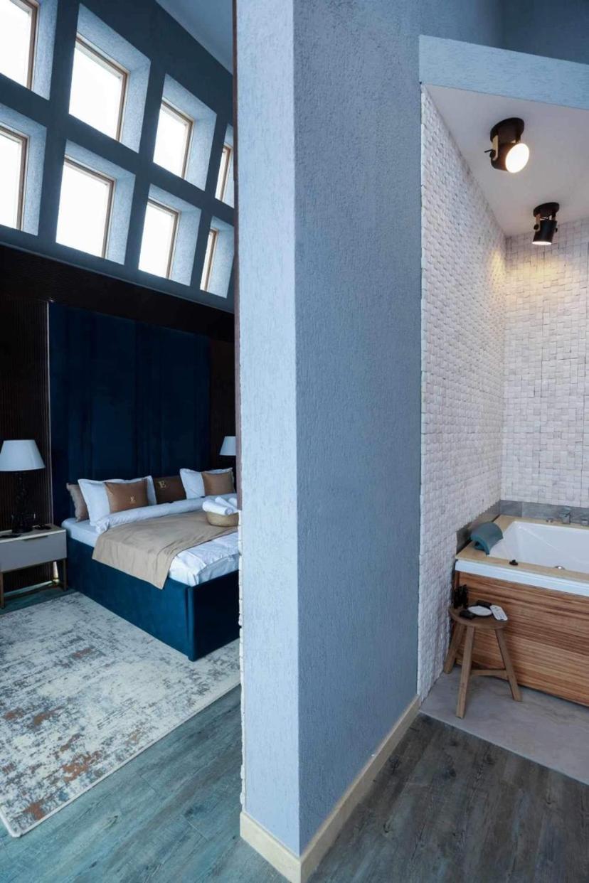 Penthouse Postavaru with Hot Tube & Fireplace - Photo 7
