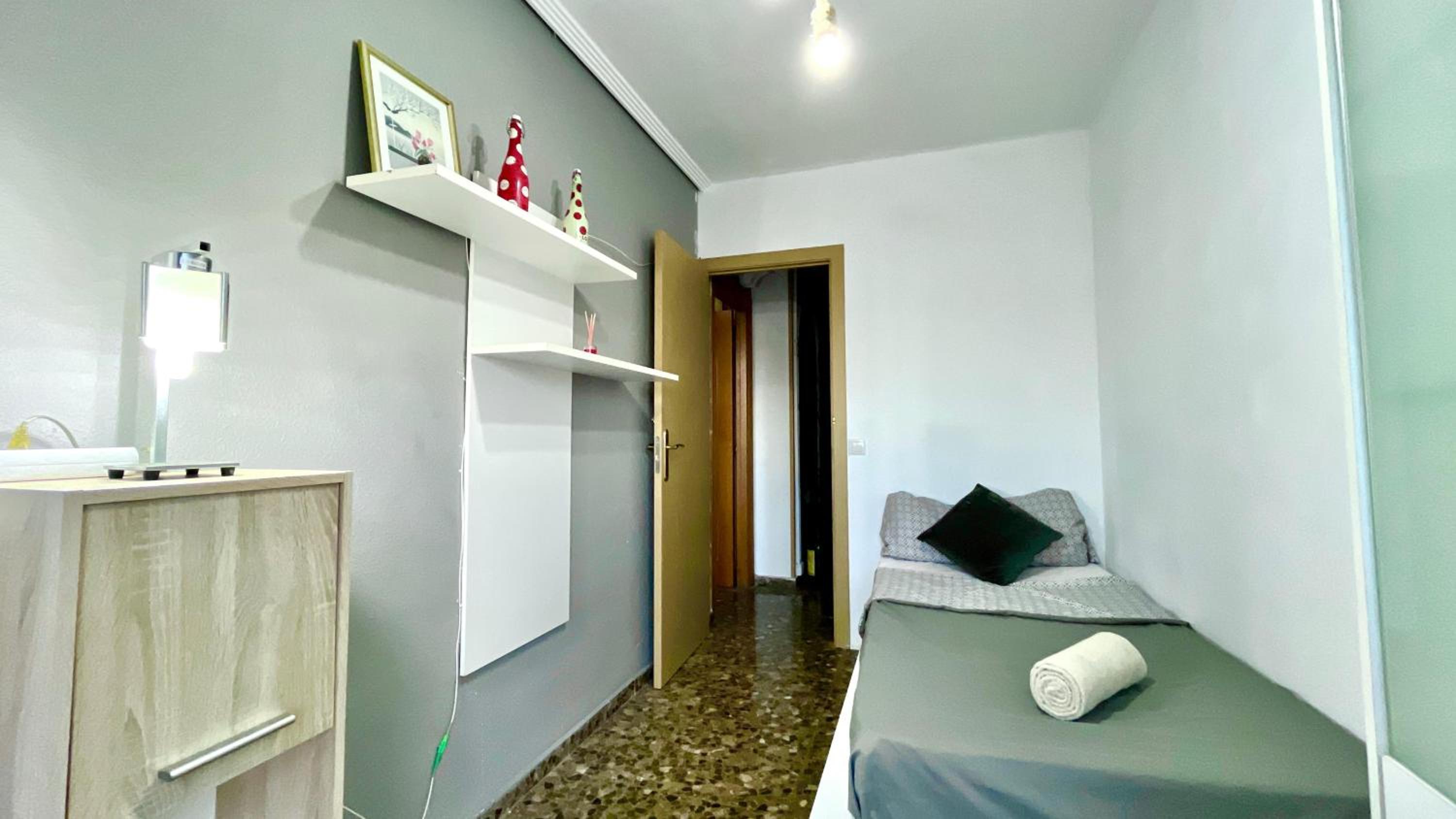 Habitación individual con baño compartido