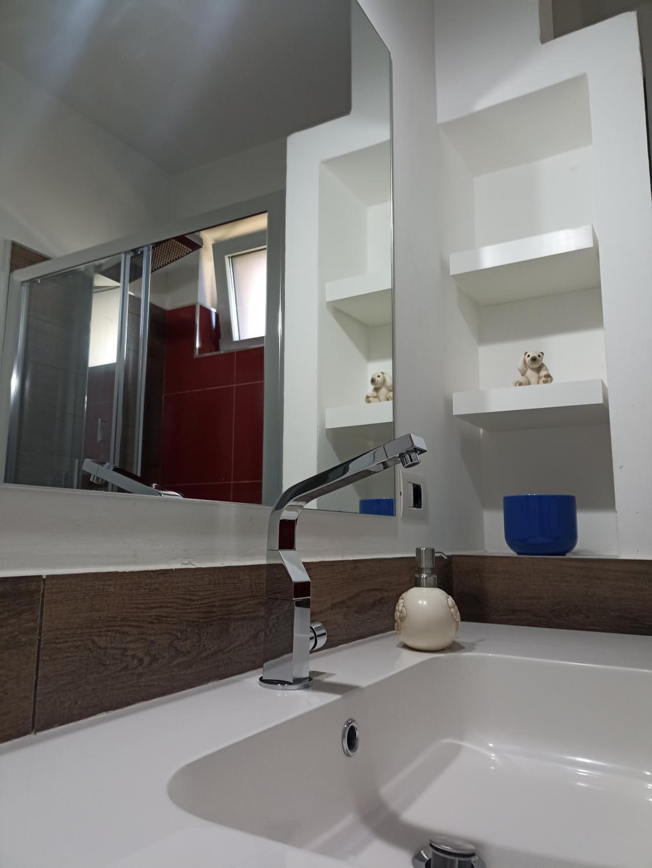 Deluxe King Room - Photo 13
