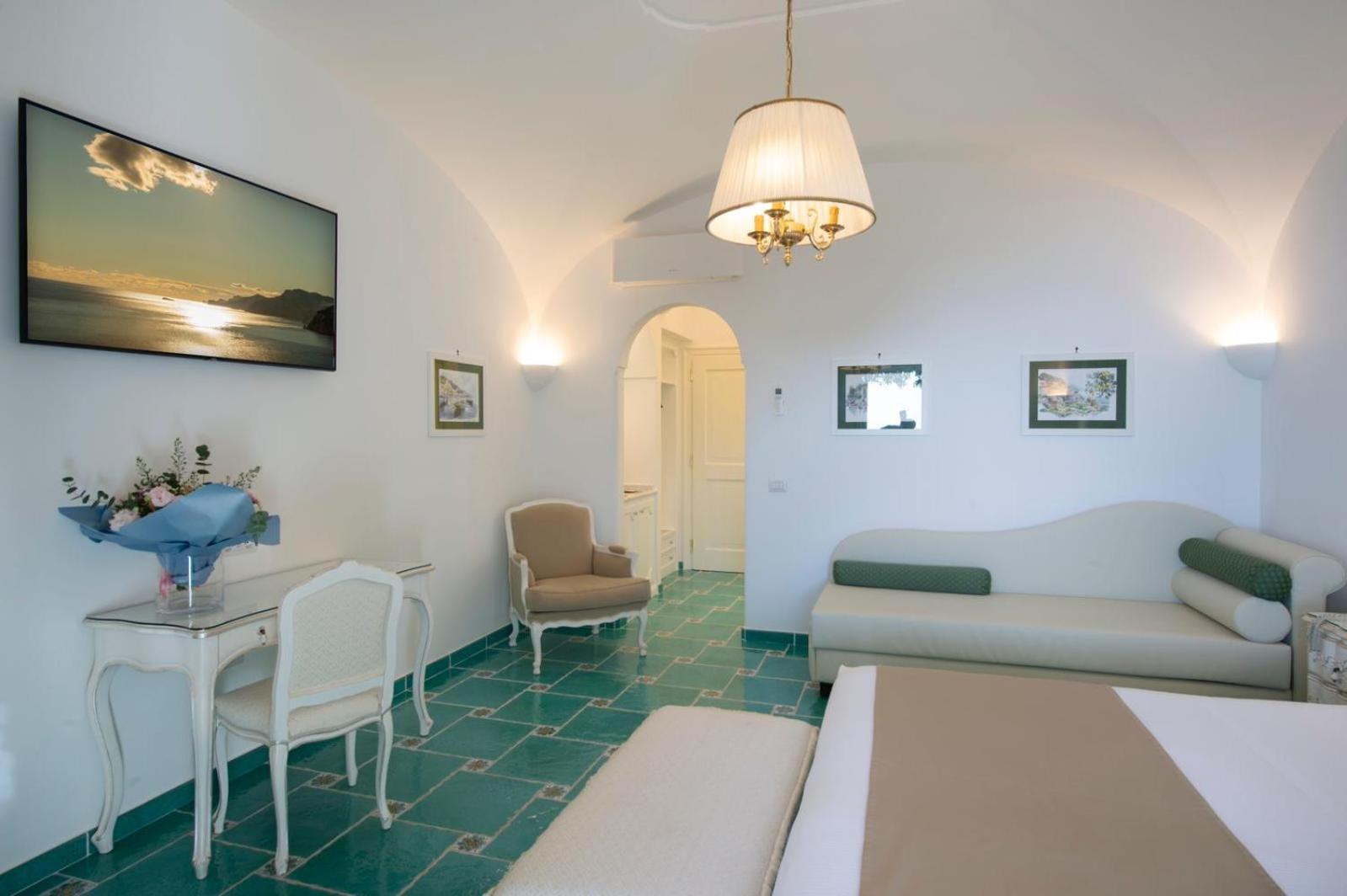 Junior Suite with Sea View - Photo 11