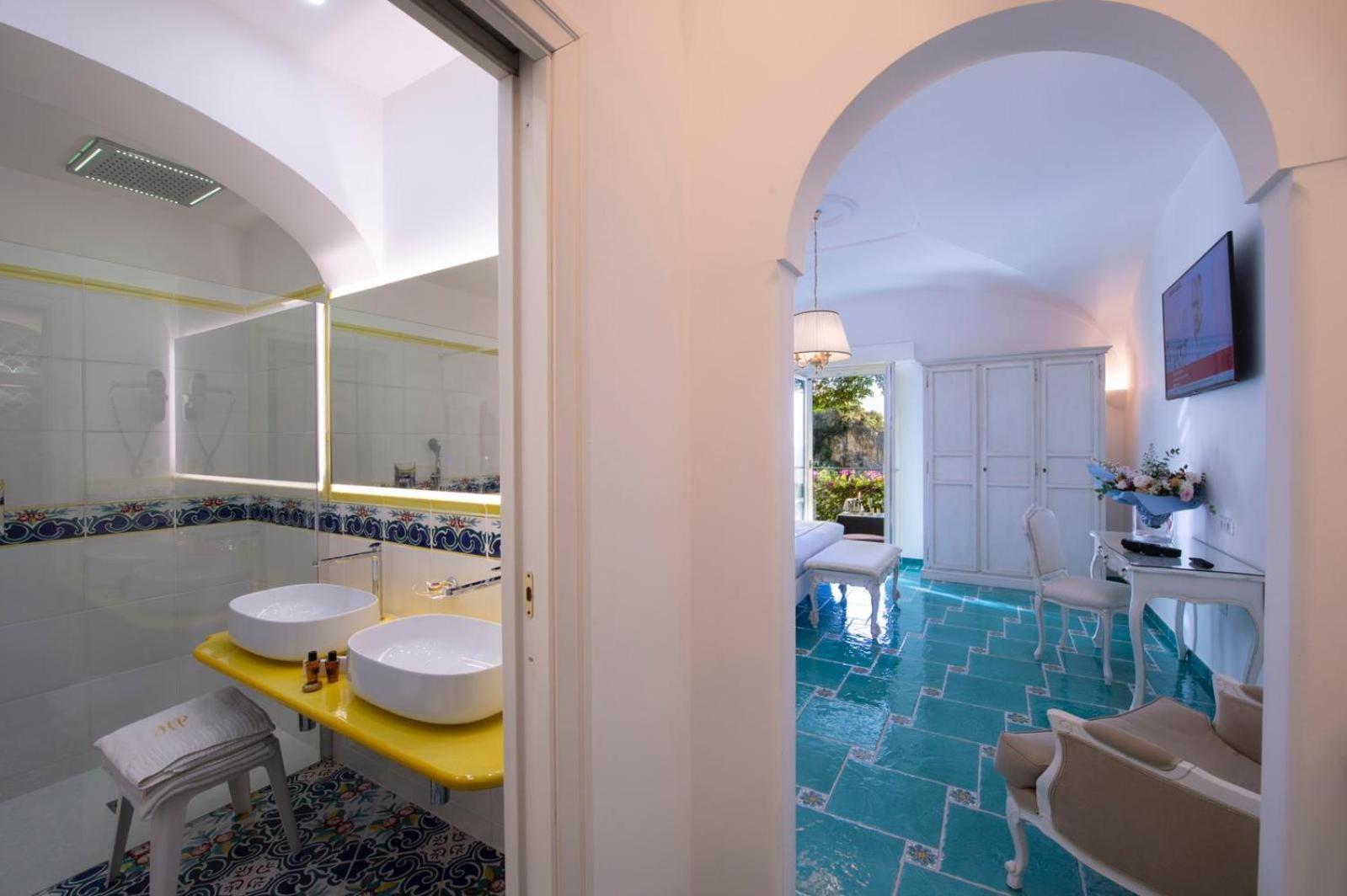 Junior Suite with Sea View - Photo 3