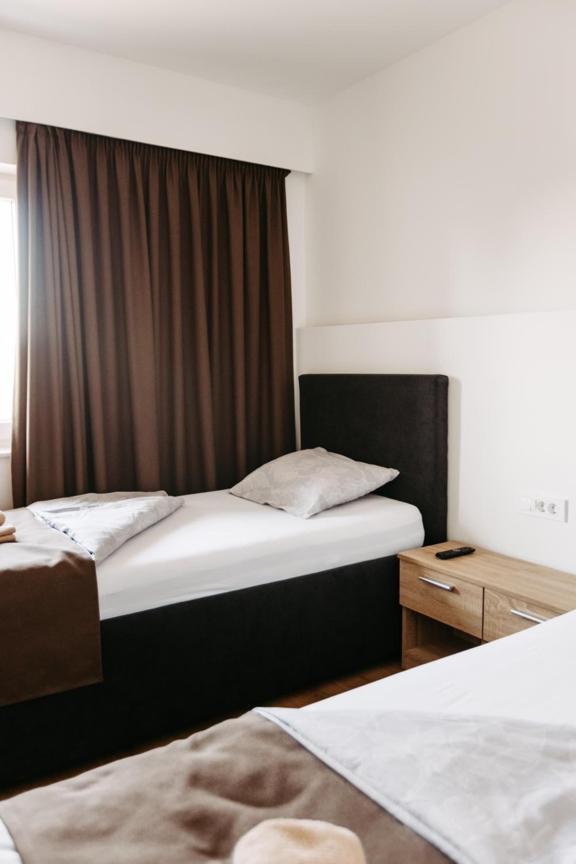 Twin Room with Extra Bed - Photo 13