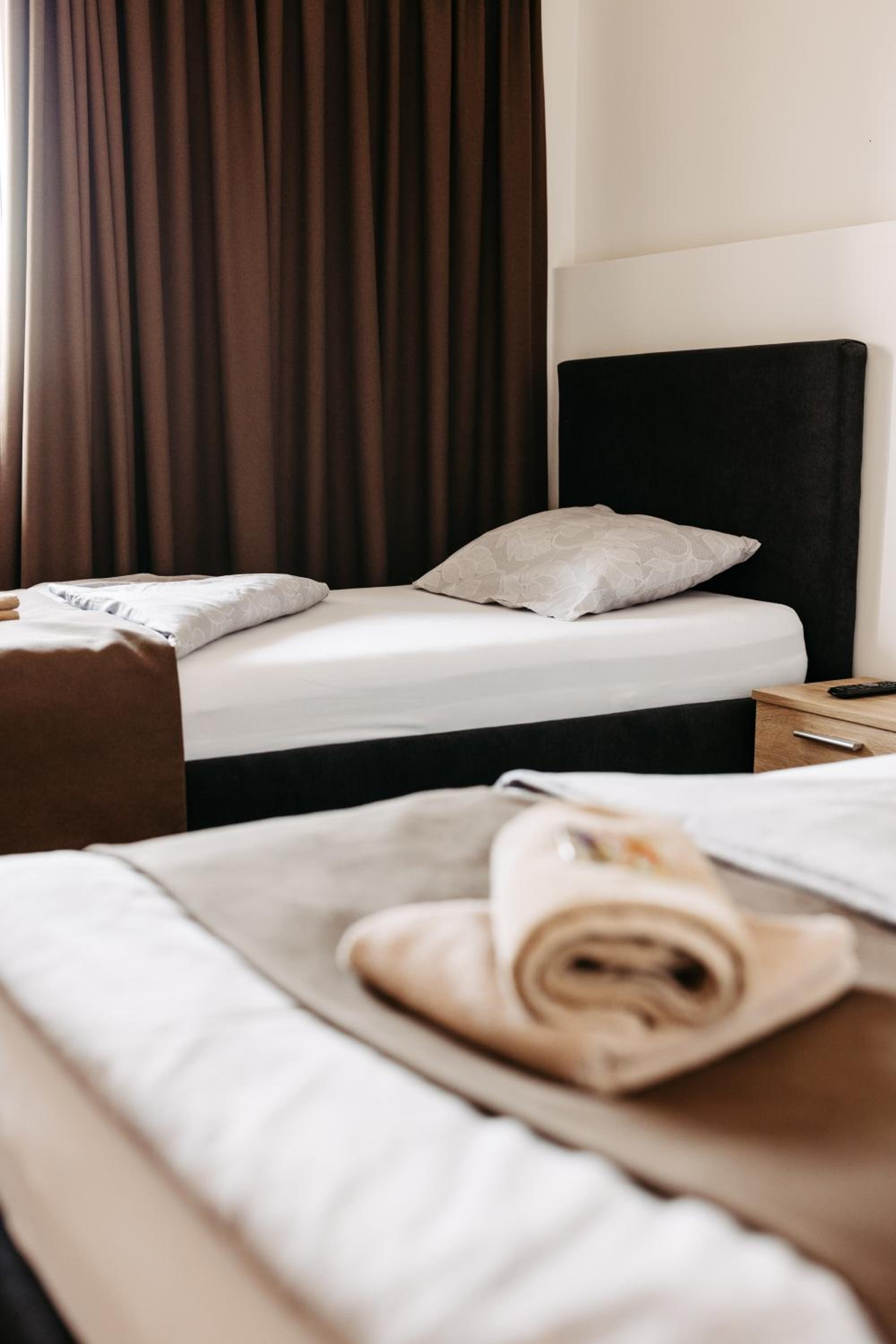 Twin Room with Extra Bed - Photo 17
