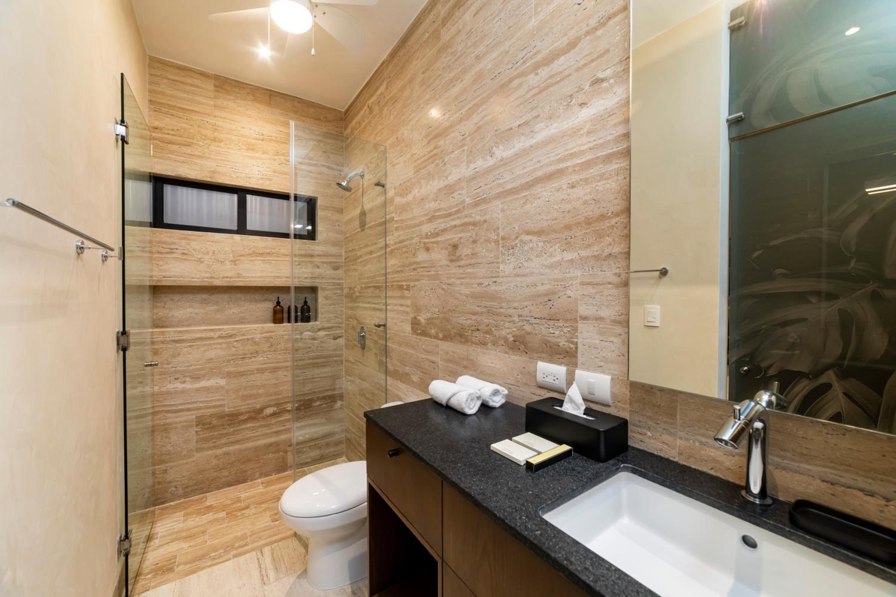 Standard Suite - Photo 8