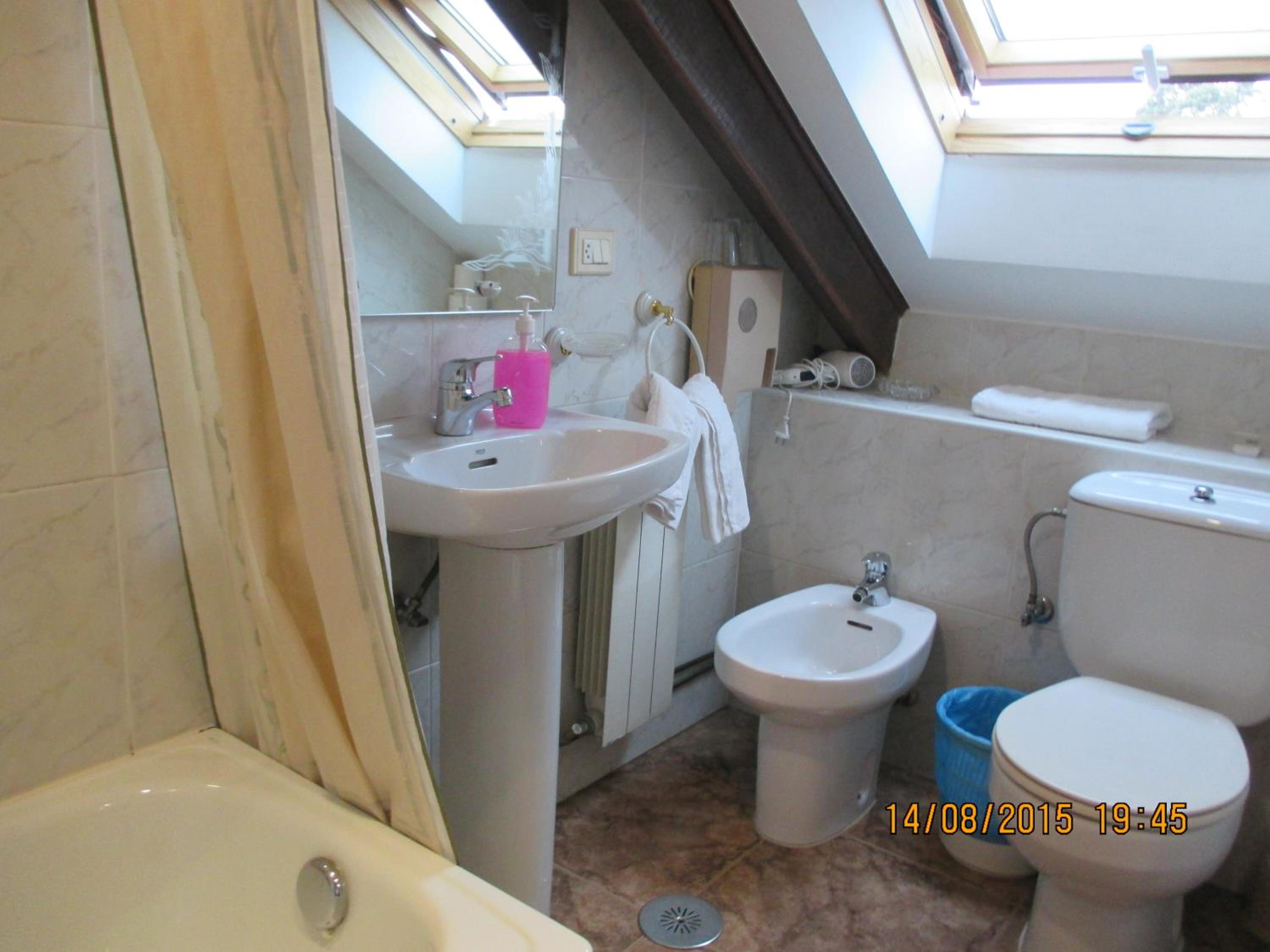 Single Room with Private Bathroom and Parking Included photo 2