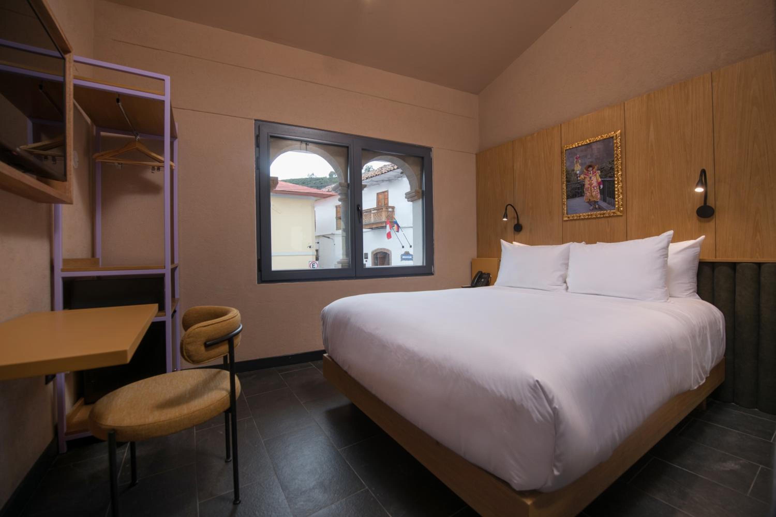 Queen Room with Roll-in Shower - Mobility Accessible - Photo 2