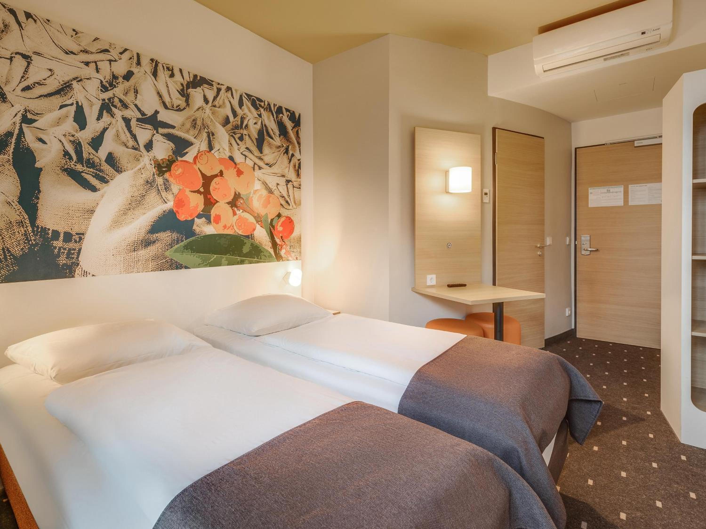 Twin Room - Photo 2