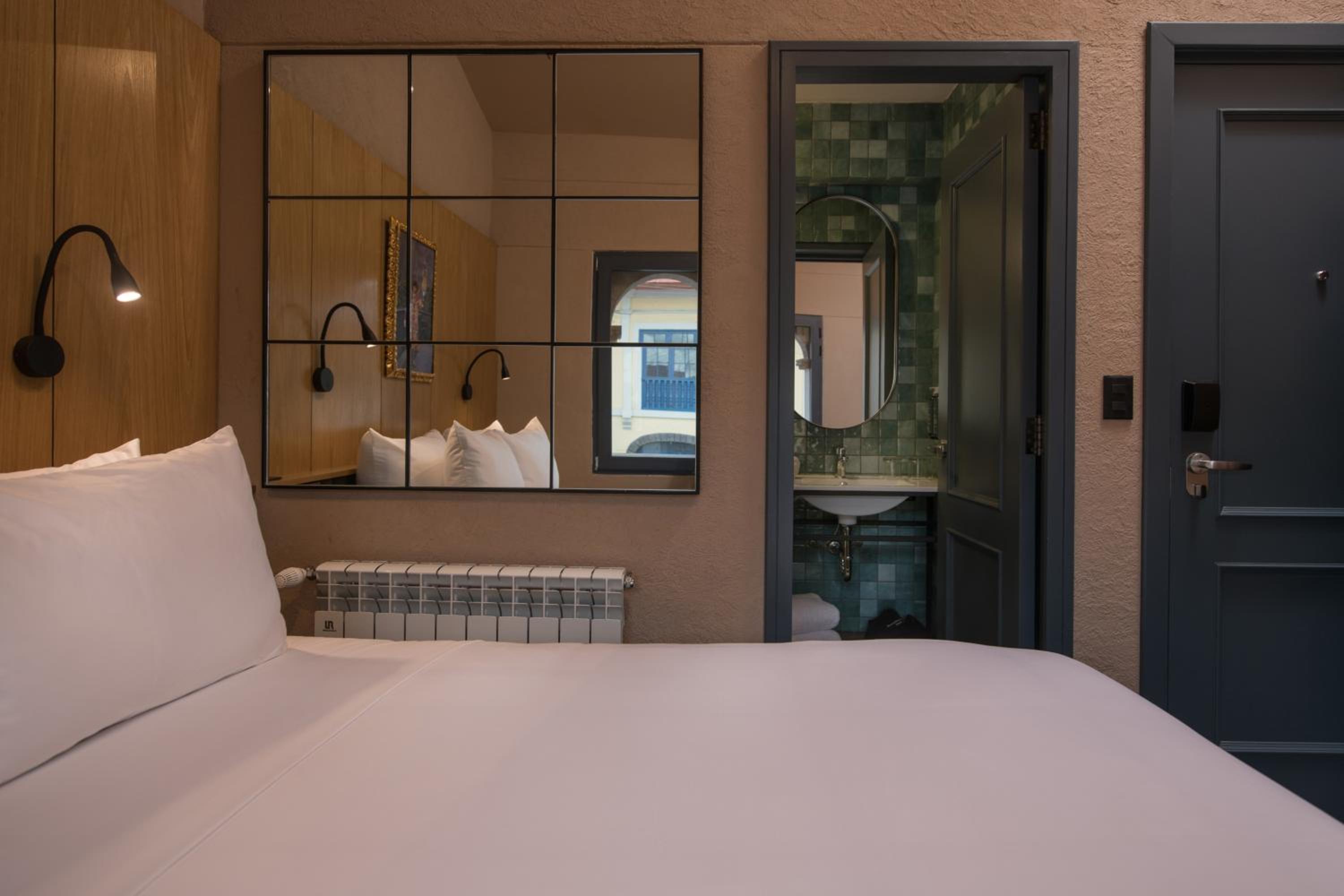 Queen Room with Roll-in Shower - Mobility Accessible - Photo 3