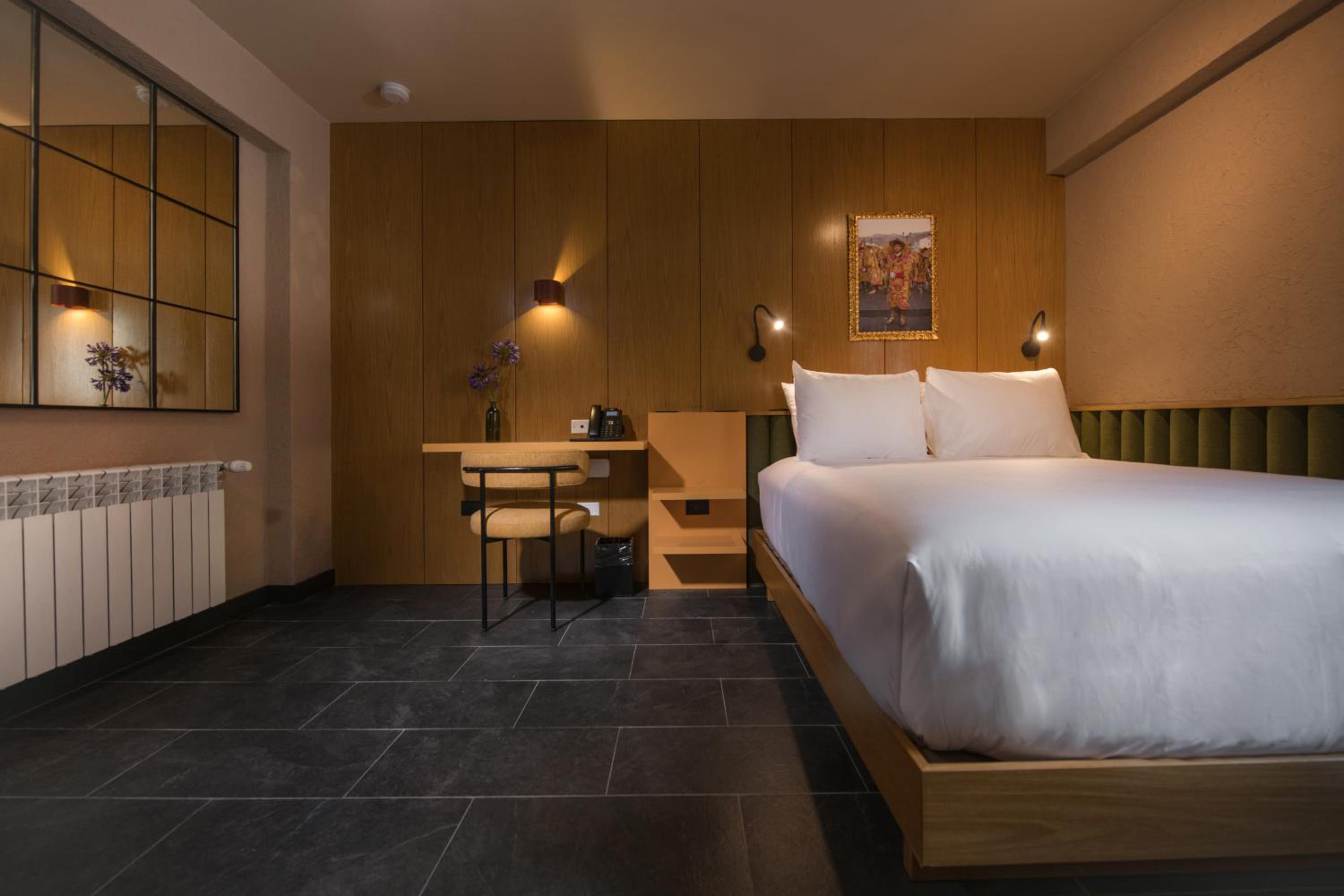 Queen Room with Roll-in Shower - Mobility Accessible - Photo 5