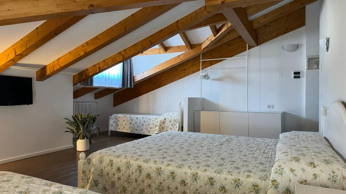Quadruple Room - Photo 5