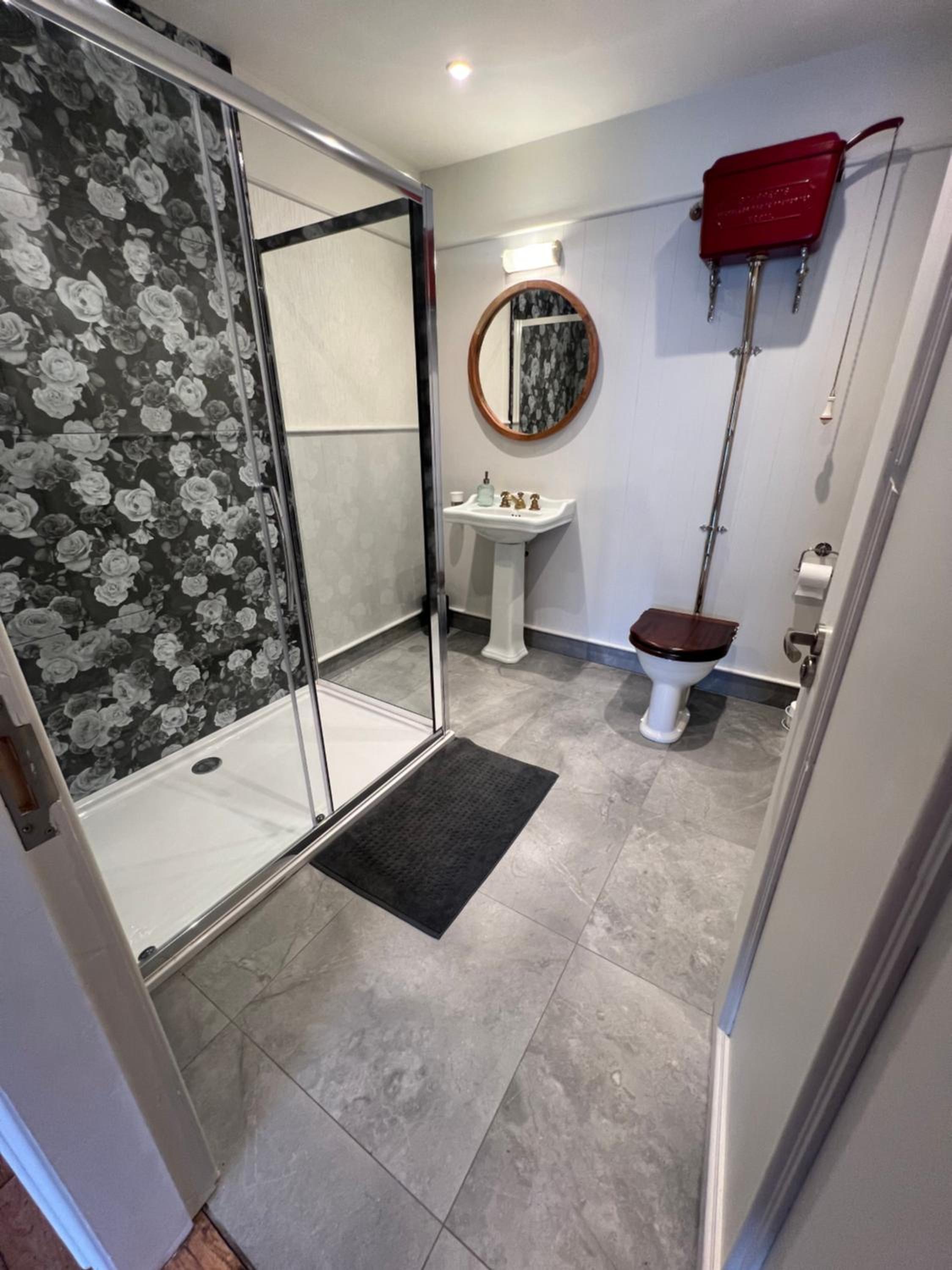 Deluxe Family Suite - Photo 6