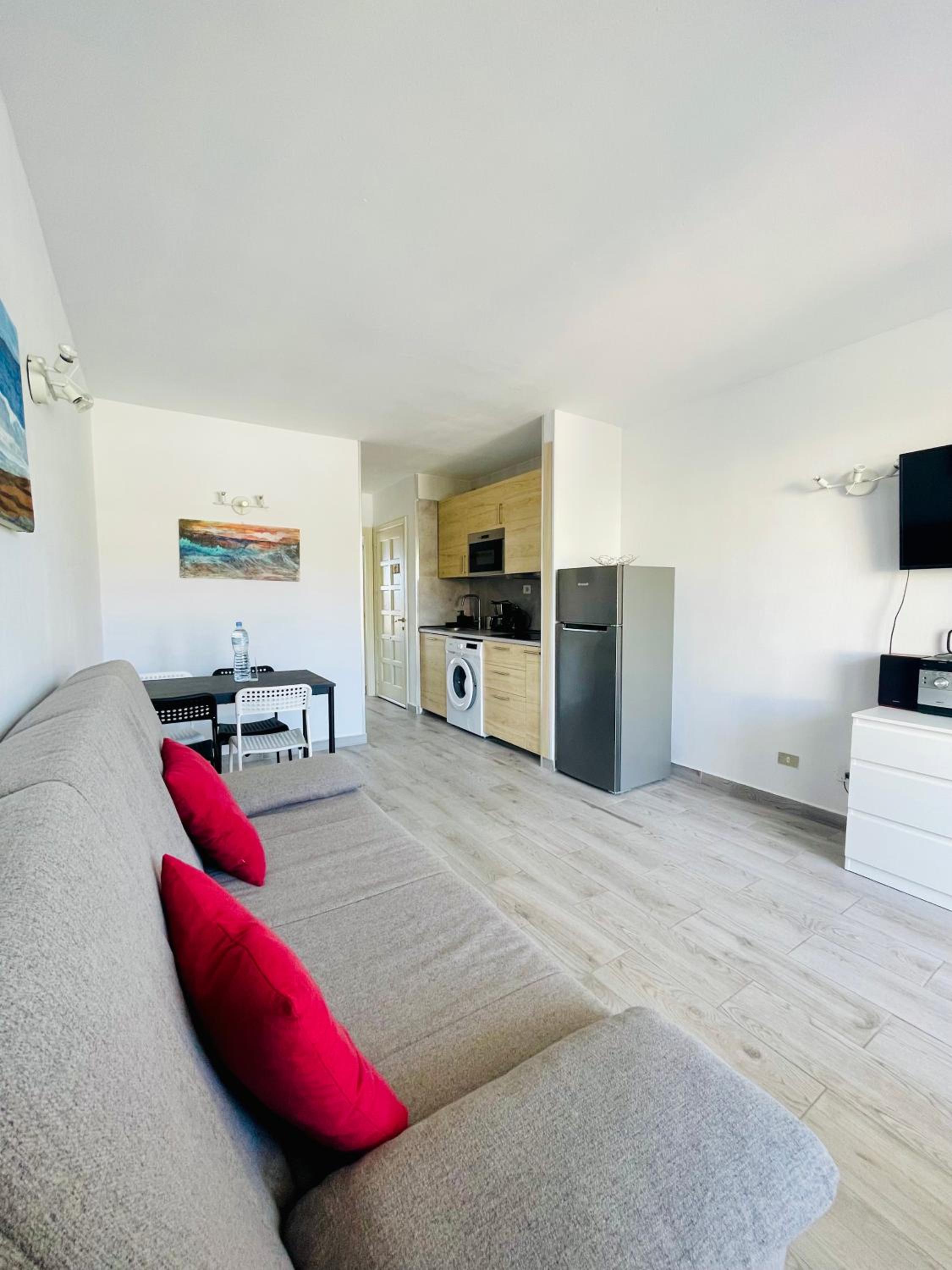 One-Bedroom Apartment photo 2
