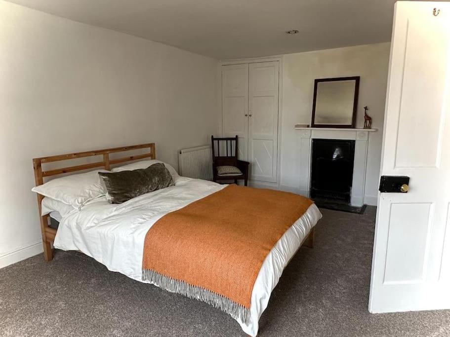 Five-Bedroom House photo 1