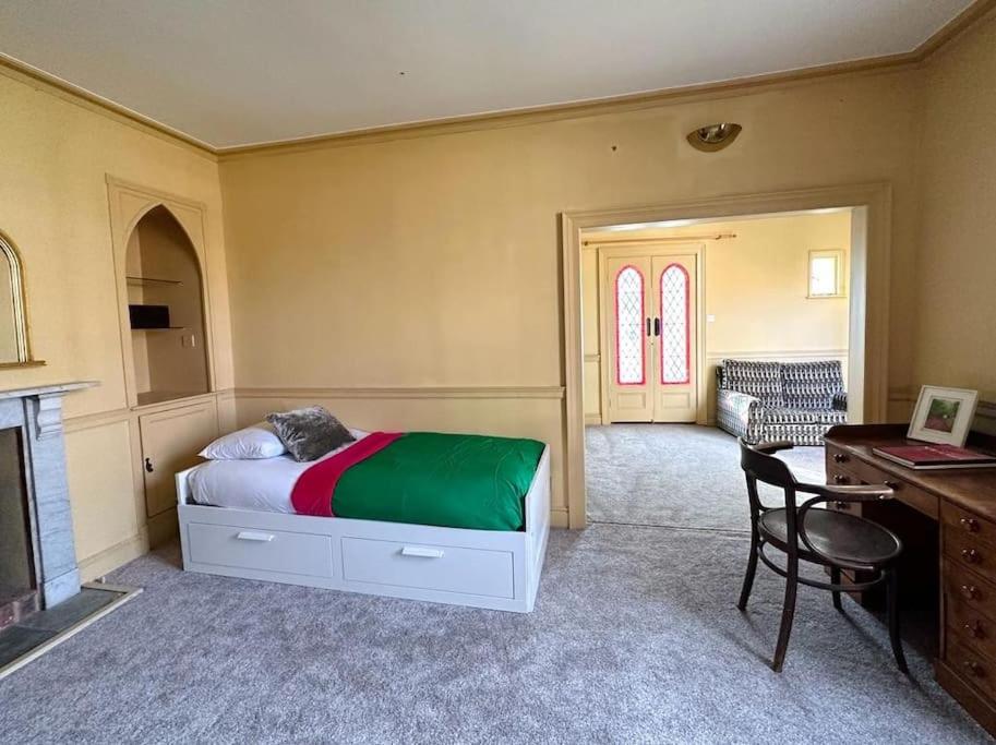 Five-Bedroom House photo 3