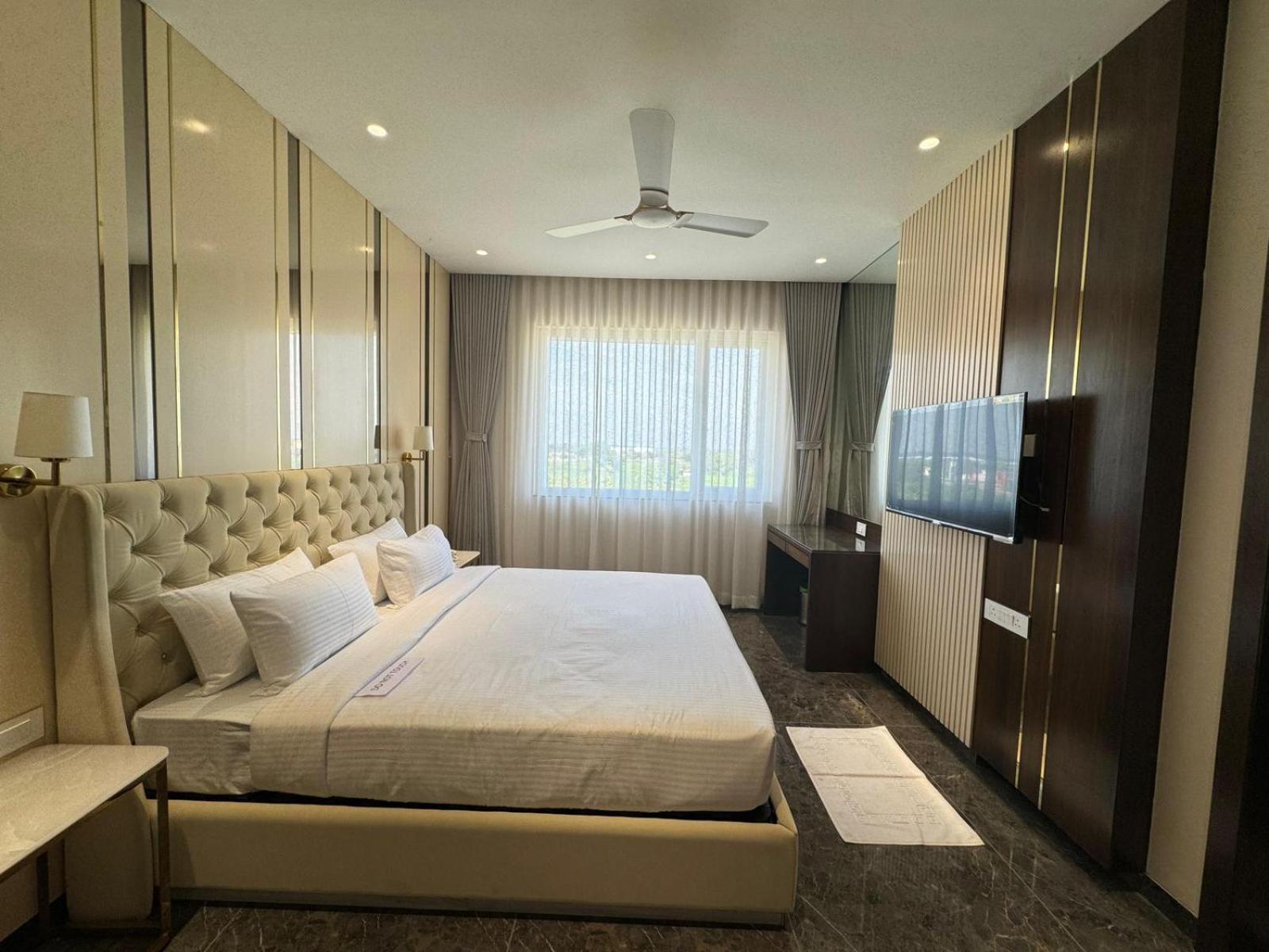 Deluxe King Room