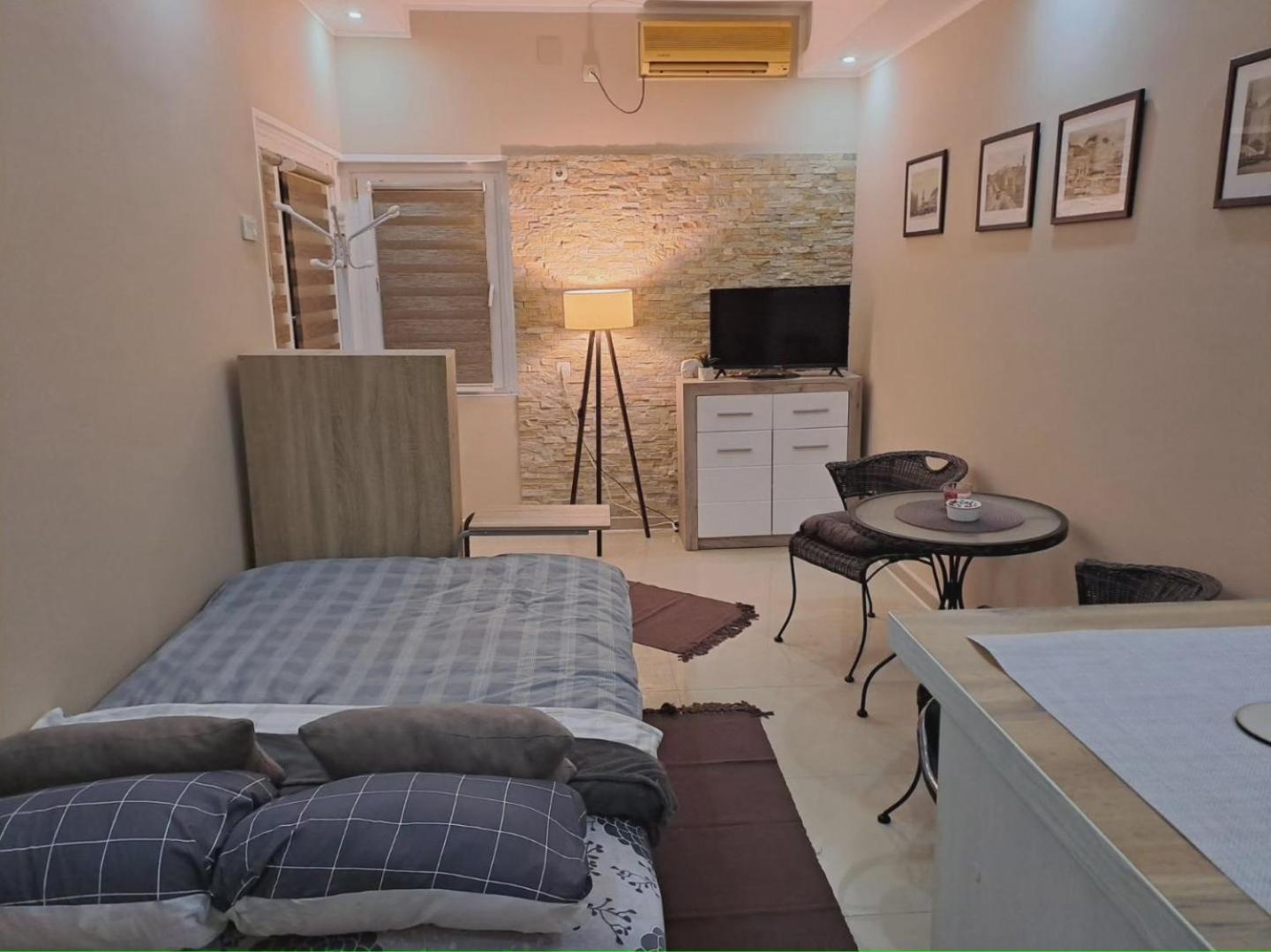 One-Bedroom Apartment photo 1