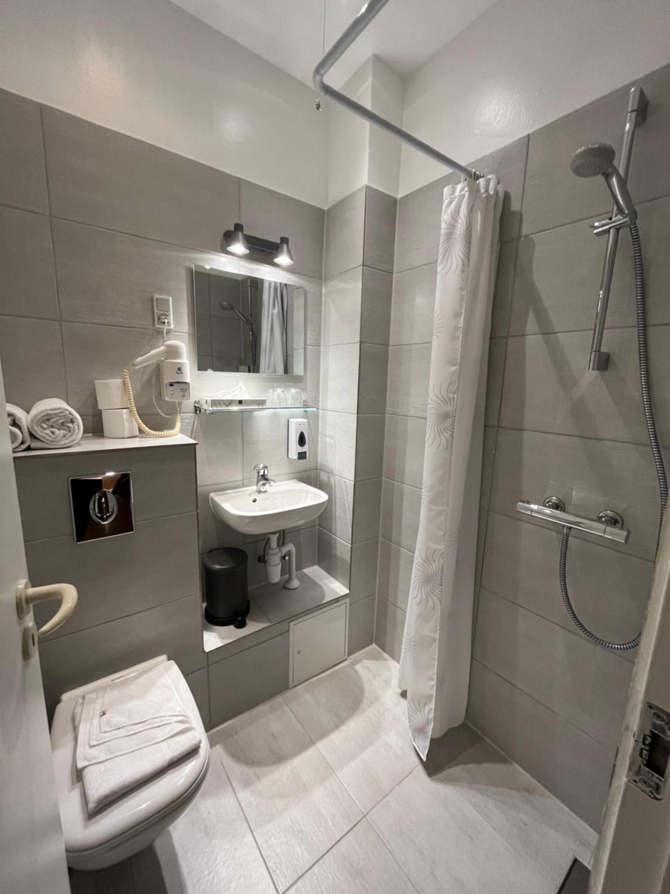 Standard Double Room - Photo 3