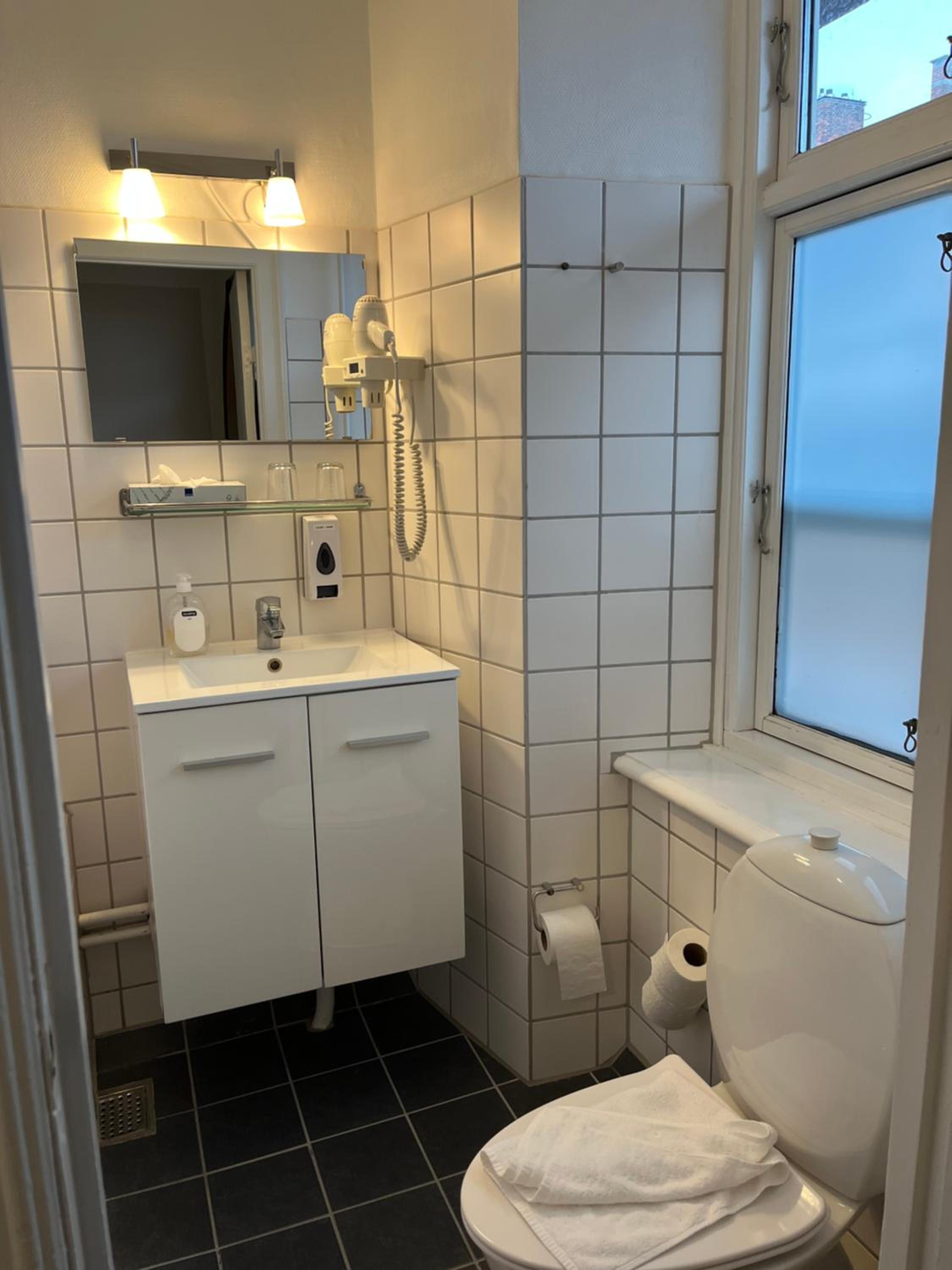 Standard Double Room - Photo 12