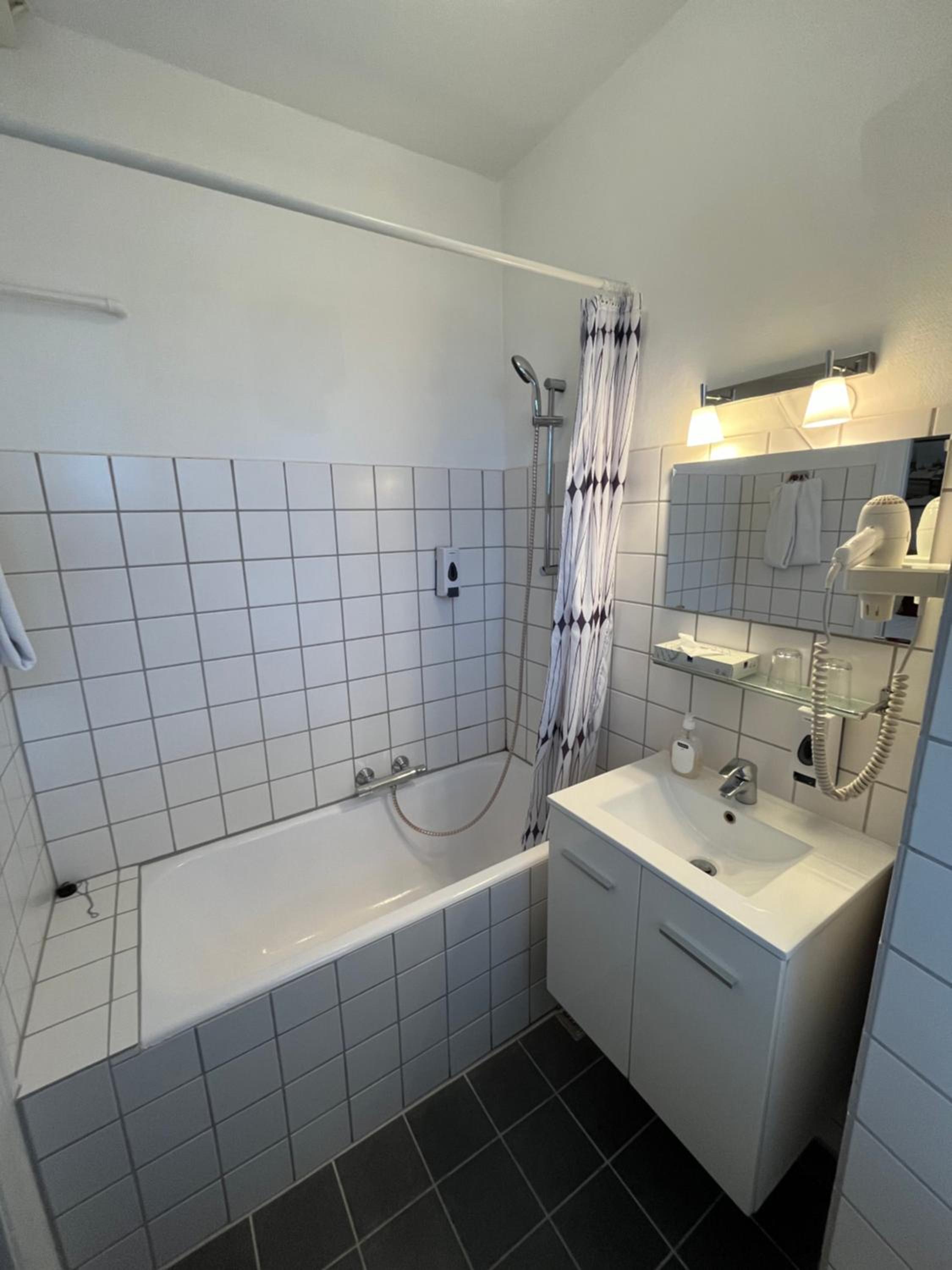 Standard Double Room - Photo 11